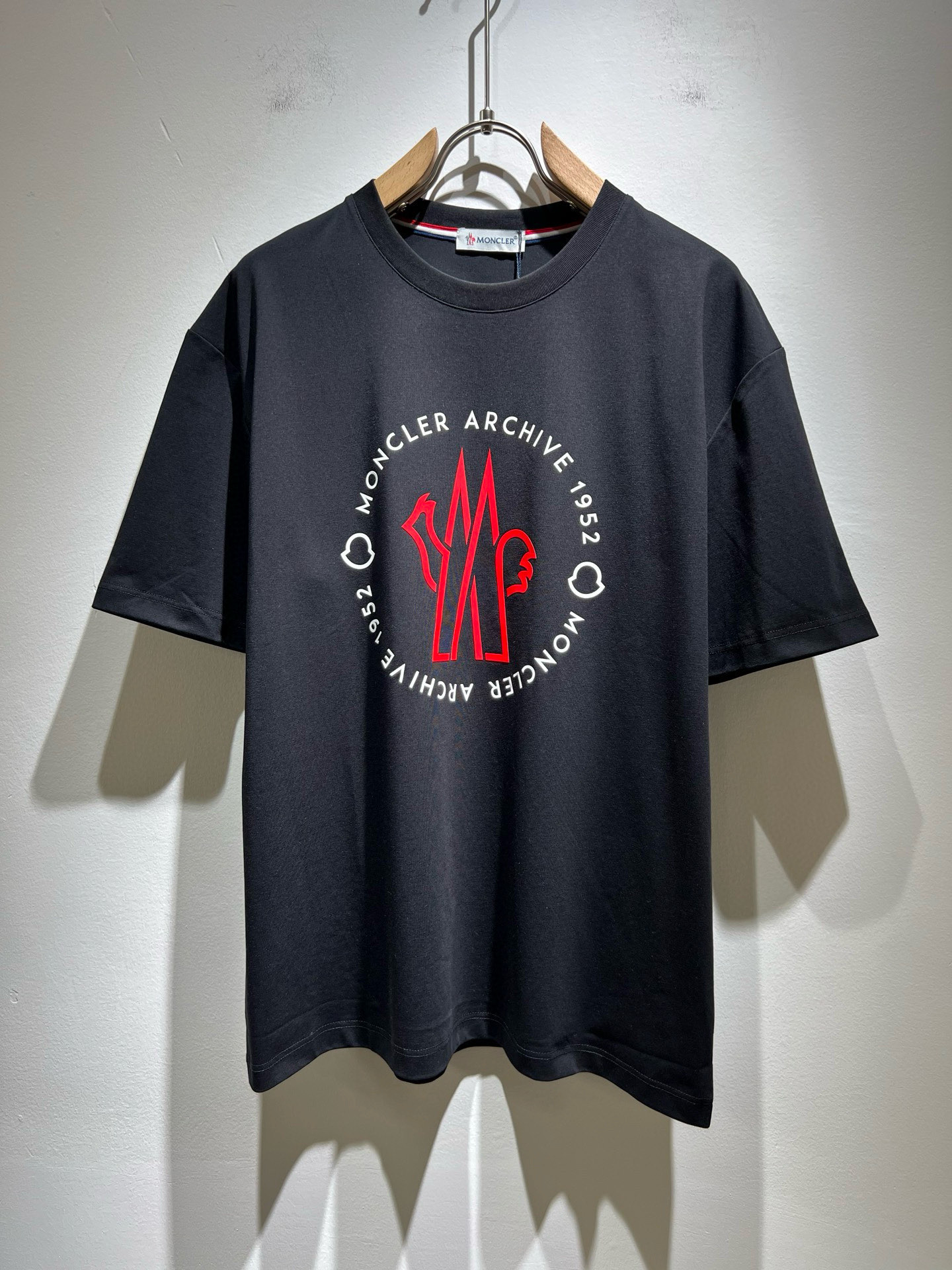 NO:481770,Moncler Mengjia 2025 Spring and Summer Latest Men and Women's Same Trade Order Short-sleeved T-shirt, Full Quality!  !  Internet celebrity style!  Use logo pattern to press glue design!  The upper body is comfortable and breathable, not stiff, and the overall three-dimensional feeling is rich. Quality export orders, customized exclusive pure cotton fabric tailoring to meet the simple needs of commuters for dressing. The upper body is very effective, slim and not picky about the figure. The fabric workmanship... Improper, only good craftsmanship can make you feel good and tasteful. A must-have item for everyone!  Size M-3XL, T-shirt,tees,t-shirt,alexander wang19860909Moncler蒙家 2025春夏最新男女同款贸易订单短袖T恤,全品相！！网红款！采用logo图案压胶设计！上身舒适透气,不僵硬,整体有着丰富的立体感,品质出口订单,定制专属纯棉面料剪裁,满足通勤人们对于着装的简约需求,上身效果很好,显瘦,不挑剔身材.面料做工....无可挑剔,好工艺好面料才能穿出好品味一款,人手必备单品！尺码M-3XL,,T-shirt,tees，t-shirt,alexander wang,Men's clothing