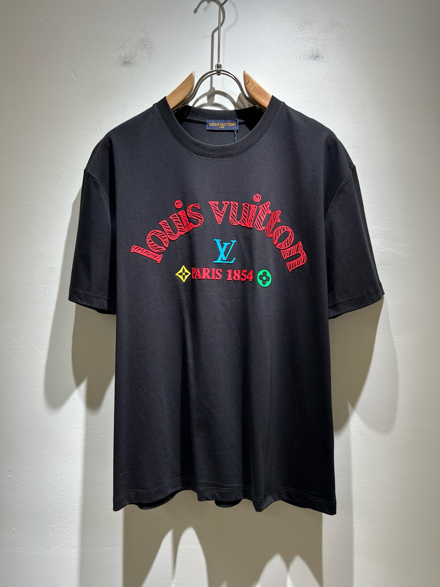 NO:481775,LouisVuitt*Louis*Deng The new series of products in 2025 spring and summer are launched, a very fashionable and avant-garde short-sleeved T-shirt for men and women, with logo pattern glue-touching!  Different from the past, it declares the design concept that has been passed down for many years in the brand!  Its eye-catchingness is no less than any classic style, perfectly presenting the fashionable, high-end and luxurious feeling in front of the world!  Made of imported 280 grams of cotton, selected high-quality pure cotton fabrics, soft and soft to the touch, the real thing is definitely beyond your imagination, close to the body and breathable, even if you sweat profusely, you will not feel greasy or stuffy, and will bring sweating and moisture absorption to the extreme!  Size M-3XL, louis vuitton,louis vuitton,t-shirt,tees,t-shirt,alexander wang19860909LouisVuitt*路易*登 2025春夏全新系列单品上线,非常时髦前卫的一款男女同款短袖T恤,标识logo图案压胶修饰！区别于以往的不同,宣示品牌传承多年的设计理念！其吸睛度完全不亚于任何经典款式,将时髦高级感与奢华感完美呈现在世人眼前！客供进口280克全棉材质制成,精选优质纯棉面料,触感软糯亲肤细腻,实物到手绝对超乎你的想象,贴身无比舒适透气,即便是汗流浃背也不会有腻身及闷热感可言,将排汗吸湿性发挥到了极致！尺码M-3XL,,louis vuitton,louis vuitton,T-shirt,tees，t-shirt,alexander wang,Men's clothing