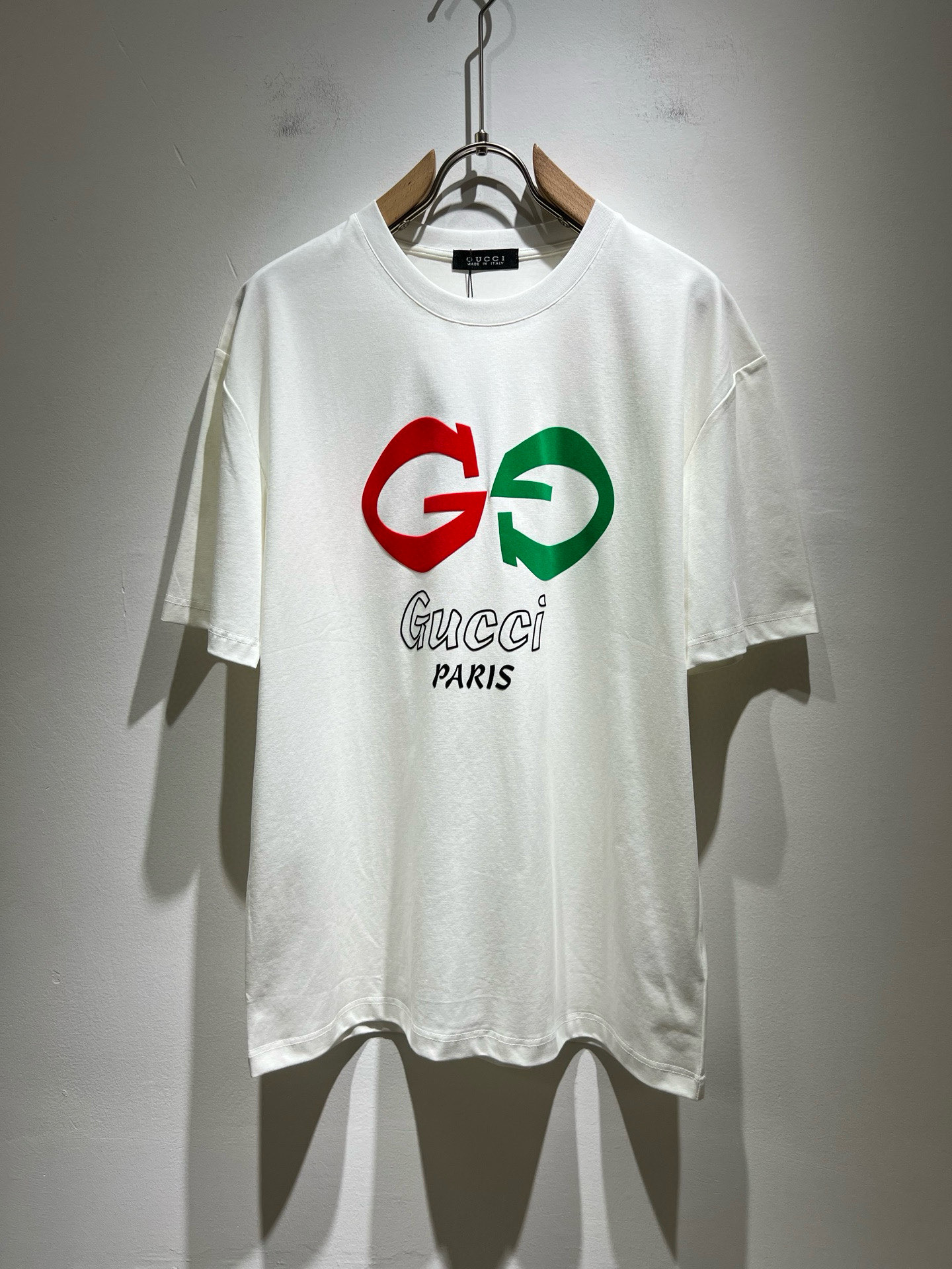 NO:481801,Gucc* Gujia 2025 spring and summer new style for men and women couples casual loose cotton round neck short-sleeved T-shirt!  Trading companies have sparse channels and are released on the official website at the same time!  The latest series of spring and summer 2025, classic fashion design elements, injecting full vitality into the new series. This T-shirt is carefully selected for customers to use imported cotton fabrics. The fabric feels skin-friendly and soft and delicate, and the body logo is velvet-pressed!  It has an extremely comfortable and breathable wearing experience. The whole item is very eye-catching and fashionable, and is deeply loved by young people today!  The loose round neck cut is a neutral style regardless of age and gender, suitable for matching all the styles and looks you need in your daily life!  It is recommended to wear couple outfits to go out on the street to make it more pleasing to the eye!  Size M-3XL, gucci, gucci, T-shirt, tees, t-shirt, alexander wang19860909Gucc*古家 2025春夏新款男女同情侣款休闲宽松棉质圆领短袖T恤衫！贸易公司渠道稀出,同步官网发售 ！ 2025春夏最新系列,经典时尚设计元素,为全新系列注入满满活力,这款T恤衫用心甄选客供进口棉面料制成,面料手感亲肤柔软细腻,衣身logo压绒设计！拥有着无比舒适透气性的穿着体验,整件单品极具吸睛度与时尚感,深受当下年轻人的喜爱！基础宽松的圆领版型裁剪,不分年龄与性别的中性款式,适合搭配你日常所需的所有风格与造型！建议搭配情侣装出街会更为养眼出色！尺码M-3XL,,gucci,gucci,T-shirt,tees，t-shirt,alexander wang,Men's clothing