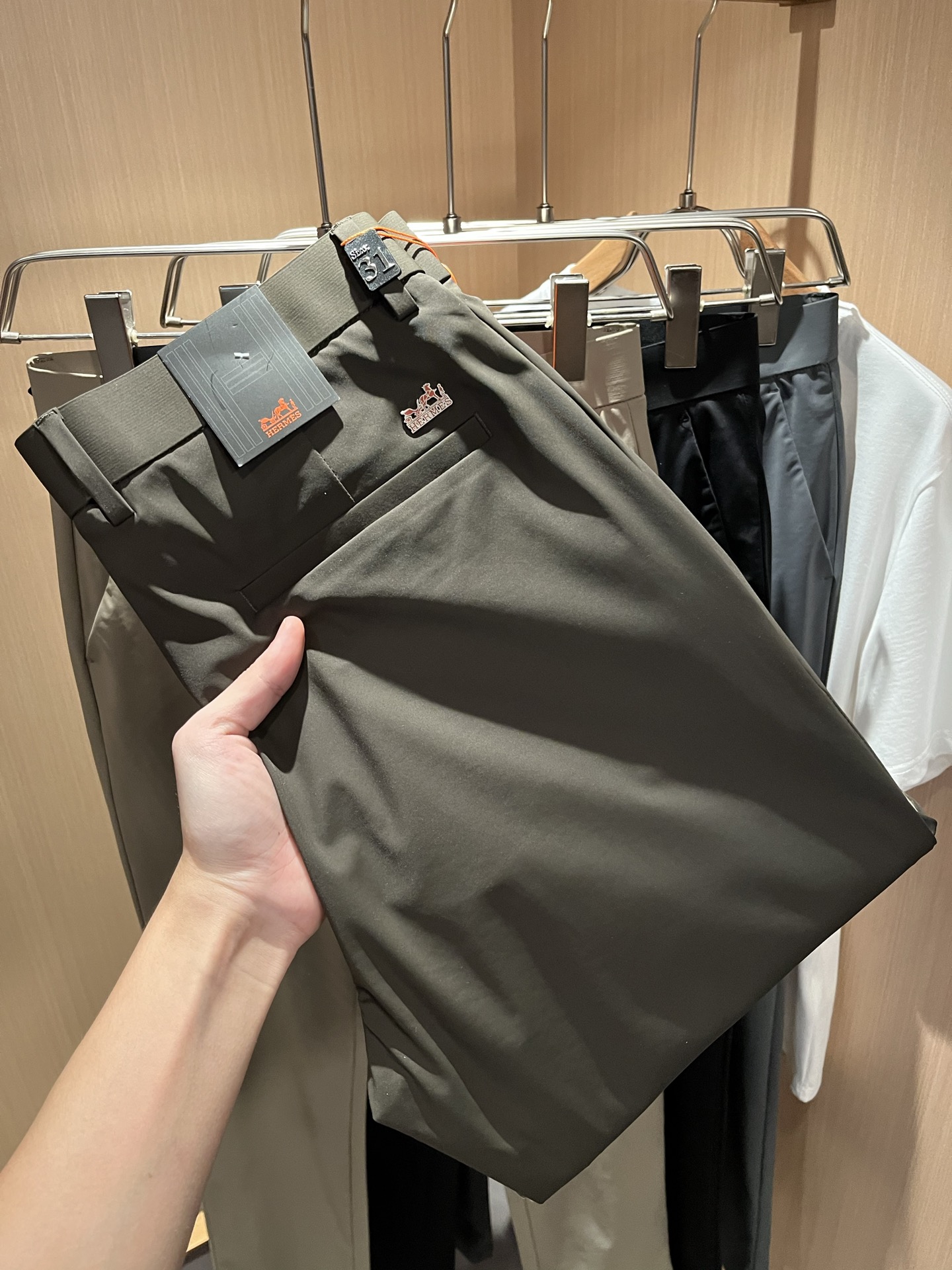 NO:497625,HERM*S AES 2025 Spring and Summer Men's High-end Casual Trousers Overseas Trading Company Channel Orders!  Men's business slim straight trousers!  Shanghai Henglong store is on sale!  It is high-end, simple, and has exquisite craftsmanship and materials. It is very rigorous and demanding in pursuit of quality. It uses every detail to prove its brand image!  The typical essence of H home, the very representative logo letter logo hardware design!  The brand image of H's home is perfectly explained, and the signature leather brand is also quite amazing. The brand logo is built, the fabric is perfectly transformed and sublimated, and the elastic spandex cotton fabric is customized!  The texture has a unique retro style, which is quite outstanding. It is recognized as a universal and versatile color number, and can withstand the test of any season!  Well-tailed, clean, refreshing and neat!  Size 30-40 37 39,,hermes,alexander wang19860909HERM*S爱*仕 2025春夏男士高端休闲西裤 海外贸易公司渠道订单 ！男士商务修身直筒西裤！上海恒隆店在售！高级、简约,工艺和用料方面都颇为考究,对于品质的追求非常严谨和苛刻,用每一个细节来力证自身品牌形象！H家的典型精髓,极具代表性标志字母logo五金设计！将H家的品牌形象完美阐释出来,招牌式的皮牌亦颇为惊艳,构建出品牌LOGO,面料得到完美蜕变和升华,定制弹力氨纶棉面料！肌理有着独特的复古风格,相当出彩,公认的万能百搭色号,经得住任何季节的考验配色！剪裁精良,干净清爽且利落！尺码30-40 37 39,,hermes,alexander wang,Men's clothing
