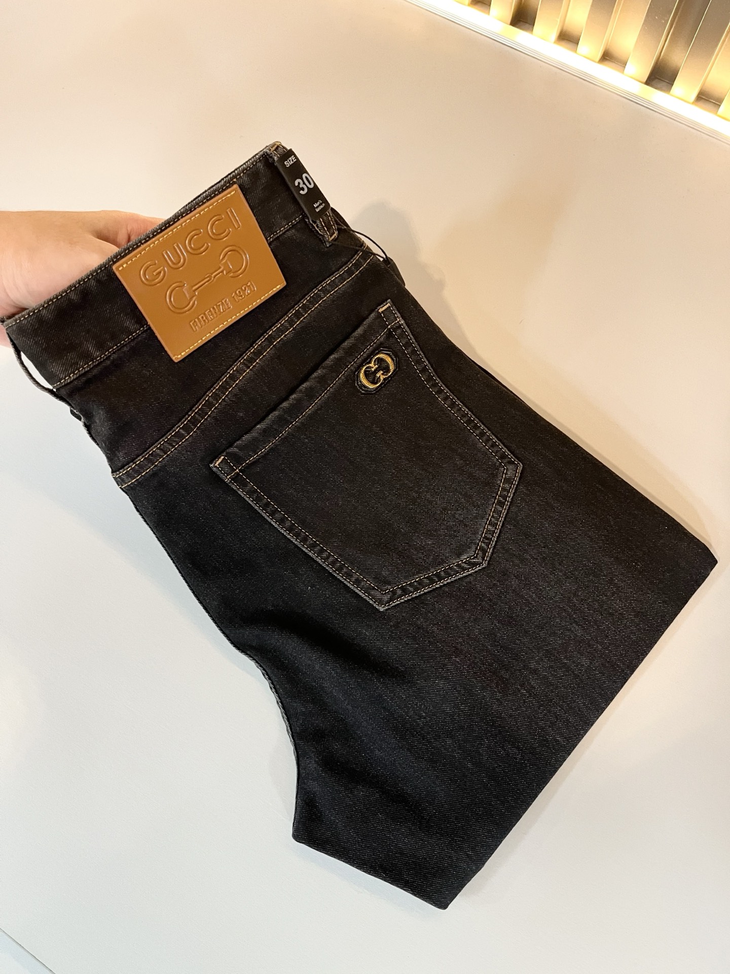 NO:497633,Guc* Gucci 2025 spring and summer new product for men's high-end casual and versatile four-season commuting slim tailoring jeans!  For fans, such a grand classic design is enough to plant grass at a glance. It is the most handsome series of all jeans this year. I only need to take a look and know that this will definitely be a sensational hit, and it is popular on the Internet. The classic slim three-dimensional tailoring style is equipped with the latest logo pattern waist brand craft design!  Very representative waist brand modification!  It simply and easily demonstrates the charm of the brand, and naturally presents specifications, grades, fashion and trendy effects. It matches the performance to easily create a high-end and high-end effect!  The top imported Japanese washing cowboy is made of cotton, and it is comfortable and breathable, and has a natural drape, which is suitable for all year round outfits!  !  This jeans are made of three-dimensional cut and straight-fitting style. The magic and practical wearability of the single match are understandable. Whether you are wearing daily clothes or appearing on the high street, it is the best choice. It is super charming!  It also demonstrates the authentic BUR original flavor, and it also perfectly shows its specifications and rank!  Obviously, this is a big and powerful product that you must collect. You must collect this product and highly recommend it!  Size 30-40 37 39, burberry, gucci, jeans, alexander wang19860909Guc*古奇 2025春夏新品男士高端休闲百搭四季通勤修身剪裁牛仔裤！对于粉丝来说,这样大气的经典设计足矣一眼种草,是今年所有牛仔裤当中最帅的一个系列,我只需要看一眼就知道,这绝对会是一个引起轰动的爆款,而且全网风靡,经典的修身立体剪裁版型打造,配置了最新的logo图案腰牌工艺设计！极具代表性腰牌修饰！简单轻松的彰显出品牌魅力所在,自然而然的呈现规格,档次,时髦以及新潮效果,搭配性能满分,轻松穿出高级感与高端效果！顶级的进口日本洗水牛仔棉质打造,并舒适透气感满分,且垂感自然,适合一年四季的穿搭所需！！此款牛仔裤采用了立体裁剪小直筒版型打造,其单配魔力与实穿性是无可厚非的,不管你是日常穿搭还是高街出镜都是不二之选,超具魅力！更是彰显了地地道道的的BUR原味,同时也是完美的展现了其规格和段位所在！很显然,这是一款绝对要收的重磅好货,此款你都必须要收,极力推荐的好货！尺码30-40 37 39,,burberry,gucci,jeans,alexander wang,Men's clothing