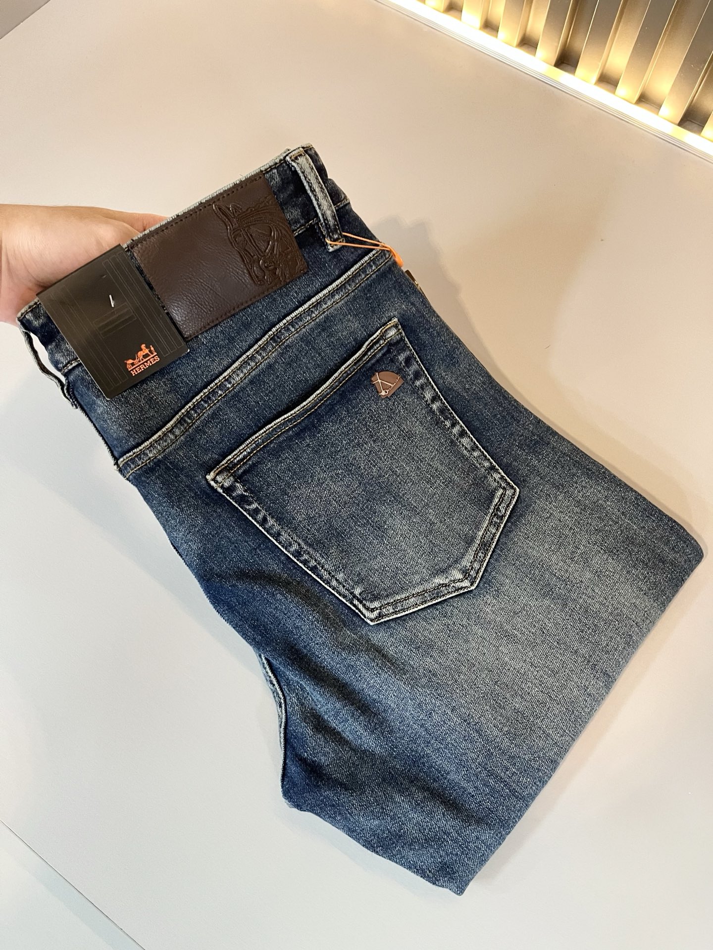 NO:497649,HERM*S AES 2025 Spring and Summer Men's High-end Tanning Washed Small Straight Jeans Overseas Trading Company Channel Order!  Men's slim straight jeans!  Shanghai Henglong store is on sale!  It is high-end, simple, and has exquisite craftsmanship and materials. It is very rigorous and demanding in pursuit of quality. It uses every detail to prove its brand image!  The typical essence of H's home, with a very representative logo design!  The brand image of H's home is perfectly explained, and the signature leather brand is also quite amazing. It has built a brand LOGO, and the fabric has been perfectly transformed and sublimated. It has a heavy environmentally friendly plant enzyme washing process. The texture has a unique retro style and is quite outstanding. It is recognized as a universal and versatile color number and can withstand the test of any season.  Well-tailed, clean, refreshing and neat!  Size 29-40, hermes, jeans, alexander wang19860909HERM*S爱*仕 2025春夏男士高端丹宁水洗小直筒牛仔裤 海外贸易公司渠道订单 ！男士修身直筒牛仔裤！上海恒隆店在售！高级、简约,工艺和用料方面都颇为考究,对于品质的追求非常严谨和苛刻,用每一个细节来力证自身品牌形象！H家的典型精髓,极具代表性标志logo腰牌设计！将H家的品牌形象完美阐释出来,招牌式的皮牌亦颇为惊艳,构建出品牌LOGO,面料得到完美蜕变和升华,重磅环保植物酵素水洗工艺,肌理有着独特的复古风格,相当出彩,公认的万能百搭色号,经得住任何季节的考验配色！剪裁精良,干净清爽且利落！尺码29-40,,hermes,jeans,alexander wang,Men's clothing