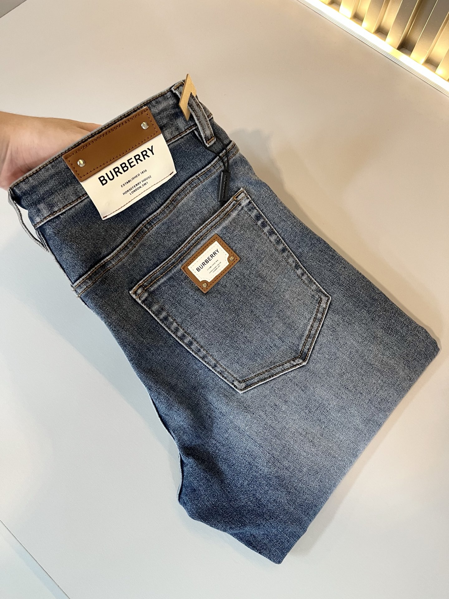 NO:497641,BURBER*Y Ba*li Spring and Summer 2025 New high-end casual and versatile jeans for men!  For BUR fans, such a grand classic design is enough to plant grass at a glance. It is the most handsome series among all BUR jeans this year. I only need to take a look and know that this will definitely be a hit that has caused a sensation, and it is popular on the Internet. The classic slim three-dimensional tailoring style is equipped with the latest logo pattern waist brand craft design!  Very representative waist brand modification!  It simply and easily demonstrates the charm of the brand, and naturally presents specifications, grades, fashion and trendy effects. It matches the performance to easily create a high-end and high-end effect!  The top imported Japanese washing cowboy is made of cotton, and it is comfortable and breathable, and has a natural drape, which is suitable for all year round outfits!  !  This jeans are made of three-dimensional cut and straight-fitting style. The magic and practical wearability of the single match are understandable. Whether you are wearing daily clothes or appearing on the high street, it is the best choice. It is super charming!  It also demonstrates the authentic BUR original flavor, and it also perfectly shows its specifications and rank!  Obviously, this is a big and powerful product that you must collect. Whether you are a fan of BUR or not, you must collect this product and highly recommend it!  Size 29-40, Burberry, jeans, alexander wang19860909BURBER*Y巴*莉 2025春夏 新品男士高端休闲百搭牛仔裤！对于BUR粉丝来说,这样大气的经典设计足矣一眼种草,是今年BUR所有牛仔裤当中最帅的一个系列,我只需要看一眼就知道,这绝对会是一个引起轰动的爆款,而且全网风靡,经典的修身立体剪裁版型打造,配置了最新的logo图案腰牌工艺设计！极具代表性腰牌修饰！简单轻松的彰显出品牌魅力所在,自然而然的呈现规格,档次,时髦以及新潮效果,搭配性能满分,轻松穿出高级感与高端效果！顶级的进口日本洗水牛仔棉质打造,并舒适透气感满分,且垂感自然,适合一年四季的穿搭所需！！此款牛仔裤采用了立体裁剪小直筒版型打造,其单配魔力与实穿性是无可厚非的,不管你是日常穿搭还是高街出镜都是不二之选,超具魅力！更是彰显了地地道道的的BUR原味,同时也是完美的展现了其规格和段位所在！很显然,这是一款绝对要收的重磅好货,不管你是不是BUR的粉丝,此款你都必须要收,极力推荐的好货！尺码29-40,,burberry,jeans,alexander wang,Men's clothing