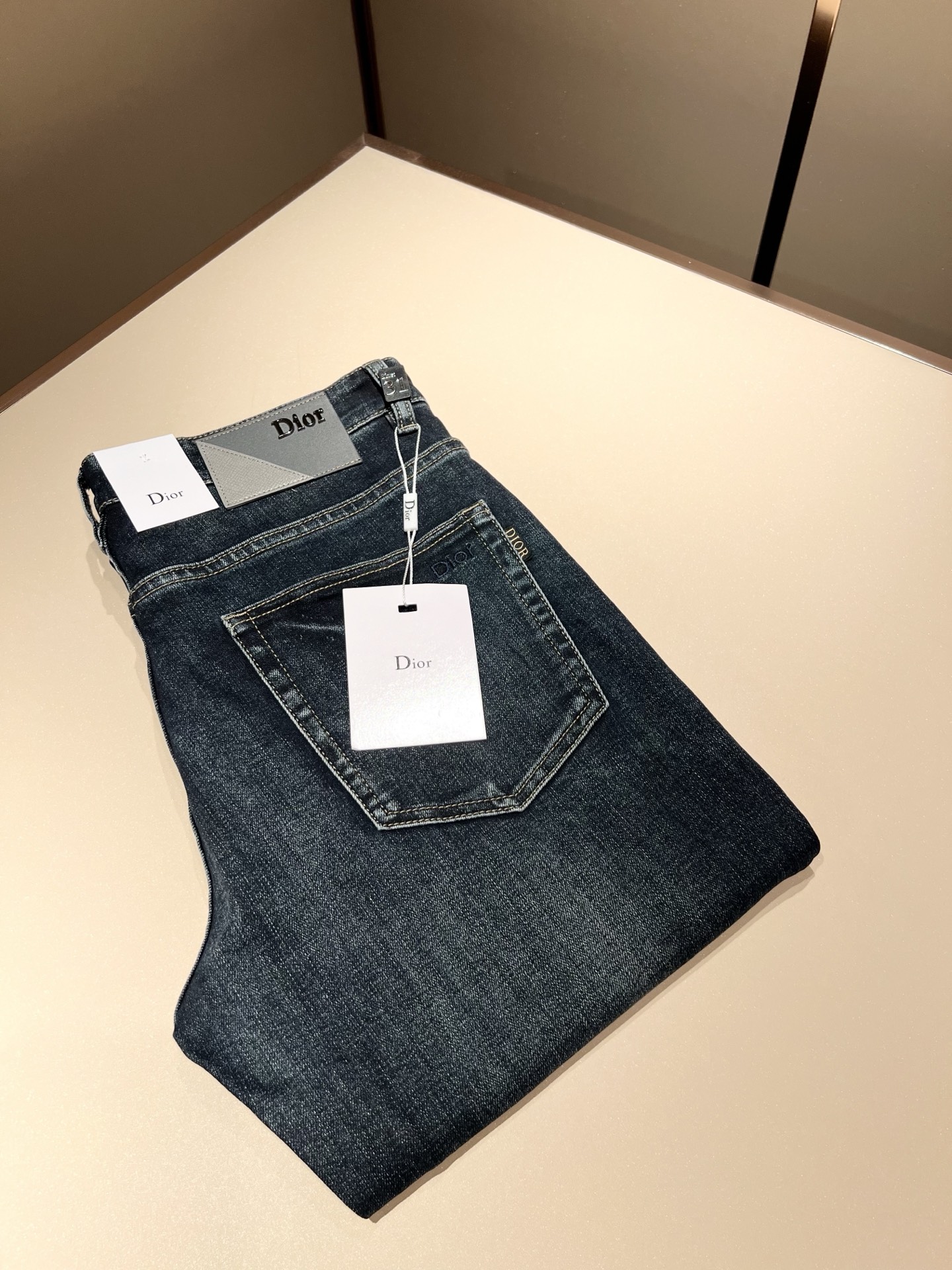 NO:497697,Dio*r Dijia 2025 spring and summer men's washing small straight jeans!  Trading company channel is awesome, with excellent quality, versatile versatile pants king in the fashion circle, European and American street photography mid-to-high frequency wear demonstration, leather waist brand logo design!  And it is a must-have item for luxury brands every season!  Very pure and minimalist design tone!  Adhering to the D family's consistent fashion proposition, it is quite eye-catching, and it demonstrates its ingenious craftsmanship and strongly posits its brand identity!  Customized Italian tannin fabrics are invincible in texture and have a charm, perfect style and tailoring, and excellent slimming effect. They can sweep the wardrobe and match any top set. They are widely compatible and casual, with full upper body shapes and invincible fashionable and versatile!  Size 29 -40,dior,dior,dior,jeans,alexander wang19860909Dio*r 迪家 2025春夏男士水洗小直筒牛仔裤！贸易公司渠道牛货,品相超赞,时尚圈万能的百搭裤王,欧美街拍中高频穿搭示范,皮革腰牌logo设计！且是奢侈品牌每季必出的单品！非常纯粹极简的设计基调！秉承了D家一贯的时尚主张,颇具看点,即彰显了匠心工艺又有力的标榜了品牌身份！客供意大利定制丹宁面料,质感无敌赞,颇具韵味,版型剪裁完美,提臀修身显瘦效果极佳,可横扫衣橱任何的上装搭配,兼容性广泛,休闲兼备,上身型款十足,无敌的时髦百搭神品！尺码29 -40,,dior,dior,dior,jeans,alexander wang,Men's clothing