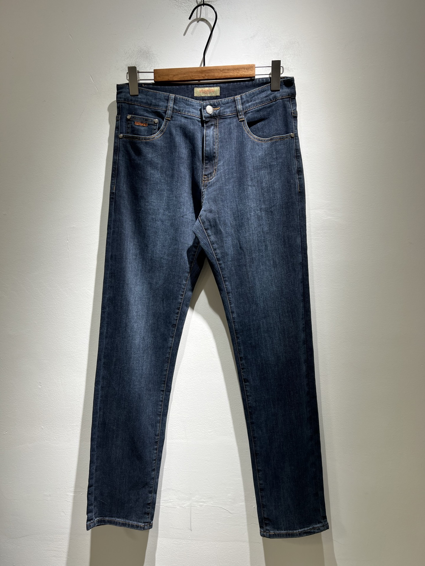 NO:497733,HERM*S AES 2025 Spring and Summer Men's High-end Tanning Washed Small Straight Jeans Overseas Trading Company Channel Order!  Men's slim straight jeans!  Shanghai Henglong store is on sale!  It is high-end, simple, and has exquisite craftsmanship and materials. It is very rigorous and demanding in pursuit of quality. It uses every detail to prove its brand image!  The typical essence of H's home, with a very representative logo design!  The brand image of H's home is perfectly explained, and the signature leather brand is also quite amazing. It has built a brand LOGO, and the fabric has been perfectly transformed and sublimated. It has a heavy environmentally friendly plant enzyme washing process. The texture has a unique retro style and is quite outstanding. It is recognized as a universal and versatile color number and can withstand the test of any season.  Well-tailed, clean, refreshing and neat!  Size 29-40, hermes, jeans, alexander wang19860909HERM*S爱*仕 2025春夏男士高端丹宁水洗小直筒牛仔裤 海外贸易公司渠道订单 ！男士修身直筒牛仔裤！上海恒隆店在售！高级、简约,工艺和用料方面都颇为考究,对于品质的追求非常严谨和苛刻,用每一个细节来力证自身品牌形象！H家的典型精髓,极具代表性标志logo腰牌设计！将H家的品牌形象完美阐释出来,招牌式的皮牌亦颇为惊艳,构建出品牌LOGO,面料得到完美蜕变和升华,重磅环保植物酵素水洗工艺,肌理有着独特的复古风格,相当出彩,公认的万能百搭色号,经得住任何季节的考验配色！剪裁精良,干净清爽且利落！尺码29-40,,hermes,jeans,alexander wang,Men's clothing
