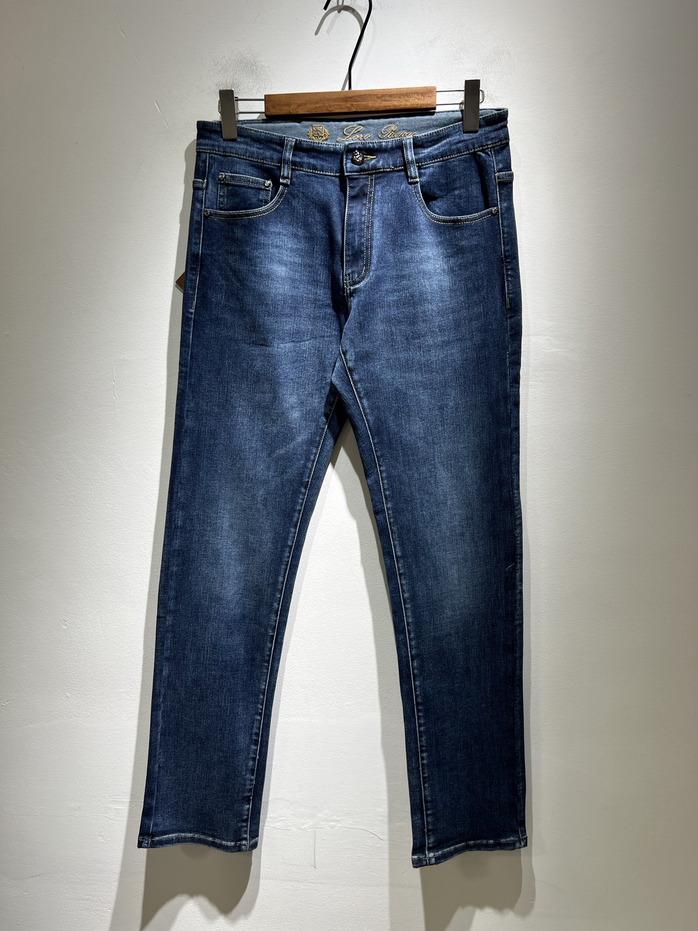 NO:497726,Loro Piana Nouyou Pianya 2025 spring and summer new men's fashion high-end casual pants, Hong Kong foreign business channel products, original Japanese products, pure blood quality, perfectly continues the essence and genes of LP home. From the main fabric to the detailed craftsmanship, all show the ingenuity of quality, use multiple brand elements to interpret, and choose precious cowhide material to build a logo waist brand leather design!  Identity manifestation that belongs to the soul!  Customer-supplied high-end imported pure cotton fabrics, very high-end and fashionable detailed craftsmanship, red ear cloth is completed by a specific antique loom. This element represents the identity and rank of jeans, which is very worthy of careful appreciation!  In terms of matching, it is invincible and explains the versatility in place, with ingenious details and exquisite accessories. The auxiliary materials are all provided by foreign merchants. They are tailored and slim, and the upper body is lifted with an excellent effect. They are a styling item that is hard to come by!  Size 29-40, loro piana, loro piana, jeans, cowhide, alexander wang19860909Loro Piana诺悠翩雅 2025春夏新品男士时装款高端休闲裤,香港洋行渠道货,日本原厂出品,纯血统品质,完美延续了LP家的精髓与基因,从主体面料到细节工艺,无不彰显出品质的匠心所在,运用多个品牌元素标识来诠释,选取矜贵的牛皮材质构建logo腰牌皮革设计！属于灵魂式的身份彰显！客供高级进口的纯棉面料,非常高级且时髦的细节工艺,赤耳布是由特定古董织布机完成,此元素代表着牛仔裤的身份及段位,非常值得细品悦人！在搭配上所向无敌,把百搭阐释到位,细节匠心考究,辅料皆为外商客供,剪裁合体修身,上身提臀效果绝佳,可遇而不可求的造型单品！尺码29-40,,loro piana,loro piana,jeans,cowhide,alexander wang,Men's clothing