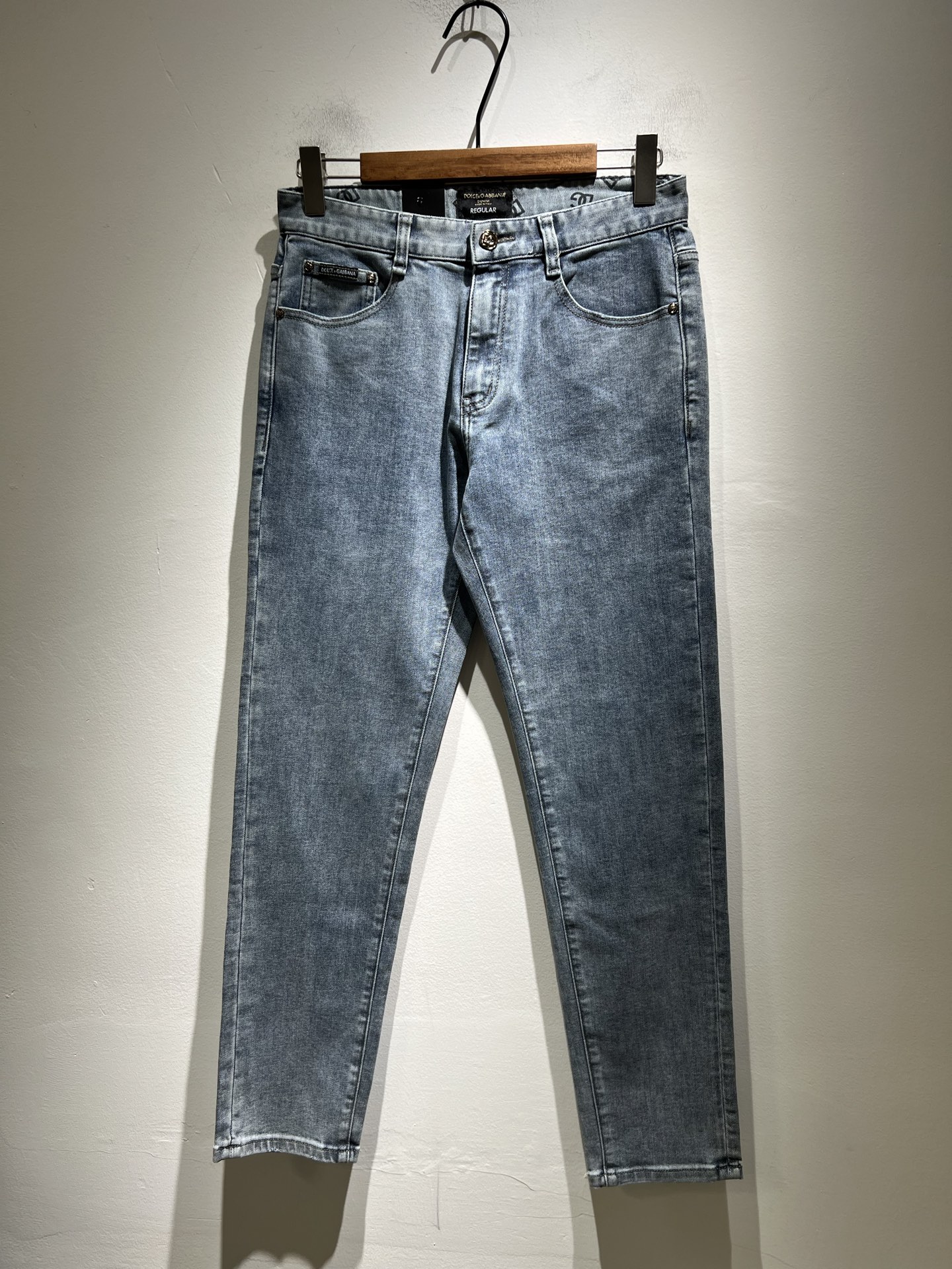 NO:497719,Dolce & Dolce*na 2025 spring and summer new jeans, wash and naturally not easy to deform and decolorize, three-dimensional tailoring perfectly shaped fabric, comfortable and soft, and casually matched, comfortable means its interpretation of fashion and leisure. DG's consistent style reflects the brand's pursuit of quality, with a bit of hedonist flavor, pays great attention to details, likes everything that is not formulaic, pursues freedom, Dolce & GABB*NA's style is very unique. At the beginning of the business, it insists on making plates and designing logo logo waist brand design!  For the fashion industry that paid attention to the show at that time, it was quite unique. Size 29-40, Dolce & Gabbana, Dolce & Gabbana, jeans, alexander wang19860909Dolce & 杜嘉*纳 2025春夏新品牛仔裤,水洗处理自然不易变形脱色、立体剪裁完美塑形面料质舒适柔软随意搭配、舒适代表它对时尚休闲的诠释是DG一贯作风细节处体现这个品牌对品质的追求,带点享乐主义者的味道,非常注重细节,喜欢一切非公式化的东西,追求自由杜嘉班纳 (DOLCE&GABB*NA) 的作风非常独特,创业之初坚持自己制版、设计标识logo腰牌设计！对于当时讲究排场的时装界,是相当独树一格的.尺码29-40,,Dolce&Gabbana,Dolce&Gabbana,jeans,alexander wang,Men's clothing