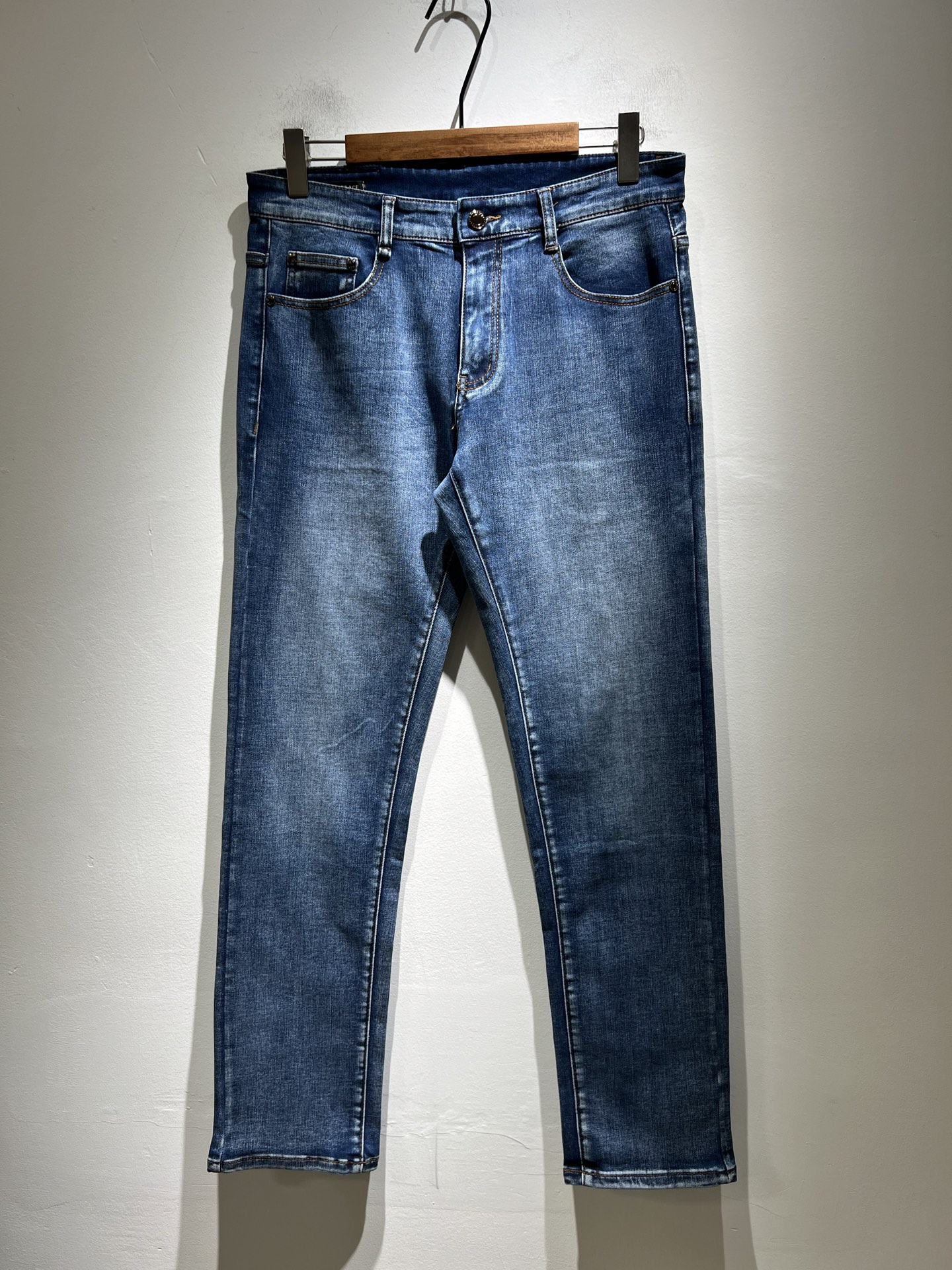 NO:497712,Versa*e Fan*zhe 2025 spring and summer new classic men's casual jeans, produced by OEM, exported to European and American orders, and the official cabinet is released simultaneously!  !  Customers supply Turkish denim, soft texture and comfortable to wear, the fabric has been washed and polished with heavy industry, giving it a more fashionable personality. Medusa avatar logo waist brand design!  Pocket brand logo embroidery design!  Show off a modern attitude with unrestrained personality and highlight the recognition of the brand!  The details are perfectly crafted, with a small straight and natural slim fit, and the upper body effect is excellent. It is a really difficult jeans!  !  Size 30-40, versace, jeans, alexander wang19860909Versa*e范*哲 2025春夏新款经典男士休闲牛仔裤、代工厂出品,出口欧美订单,官柜同步发售！！客供土耳其牛仔布、质地柔软、穿着舒适,面料经重工洗水打磨、呈现个性更时尚.美杜莎头像logo腰牌设计！口袋品牌logo刺绣设计！彰显个性不羁的摩登态度.突出品牌的辨识度！细节做工完美,小直筒、自然修身版型,上身效果特别棒,真正难的一款牛仔裤！！尺码30-40,,versace,jeans,alexander wang,Men's clothing