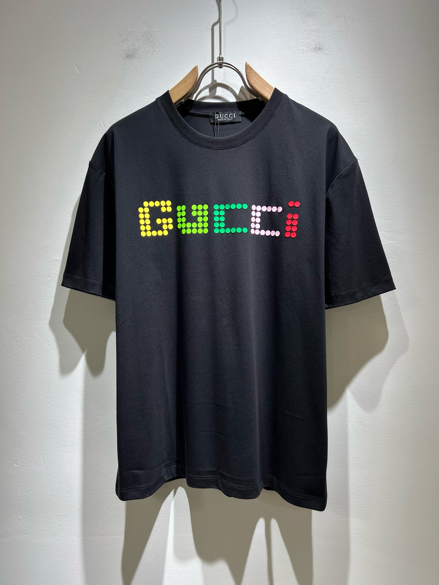 NO:484884,Gucc* Gujia 2025 spring and summer new style for men and women couples casual loose cotton round neck short-sleeved T-shirt!  Trading companies have sparse channels and are released on the official website at the same time!  The latest series of spring and summer 2025, classic fashion design elements, injecting full vitality into the new series. This T-shirt is carefully selected for customers to use imported cotton fabrics. The fabric feels skin-friendly and soft and delicate, and the body logo is glued!  It has an extremely comfortable and breathable wearing experience. The whole item is very eye-catching and fashionable, and is deeply loved by young people today!  The loose round neck cut is a neutral style regardless of age and gender, suitable for matching all the styles and looks you need in your daily life!  It is recommended to wear couple outfits to go out on the street to make it more pleasing to the eye!  Size M-3XL, gucci, gucci, T-shirt, tees, t-shirt, alexander wang19860909Gucc*古家 2025春夏新款男女同情侣款休闲宽松棉质圆领短袖T恤衫！贸易公司渠道稀出,同步官网发售 ！ 2025春夏最新系列,经典时尚设计元素,为全新系列注入满满活力,这款T恤衫用心甄选客供进口棉面料制成,面料手感亲肤柔软细腻,衣身logo压胶设计！拥有着无比舒适透气性的穿着体验,整件单品极具吸睛度与时尚感,深受当下年轻人的喜爱！基础宽松的圆领版型裁剪,不分年龄与性别的中性款式,适合搭配你日常所需的所有风格与造型！建议搭配情侣装出街会更为养眼出色！尺码M-3XL,,gucci,gucci,T-shirt,tees，t-shirt,alexander wang,Men's clothing