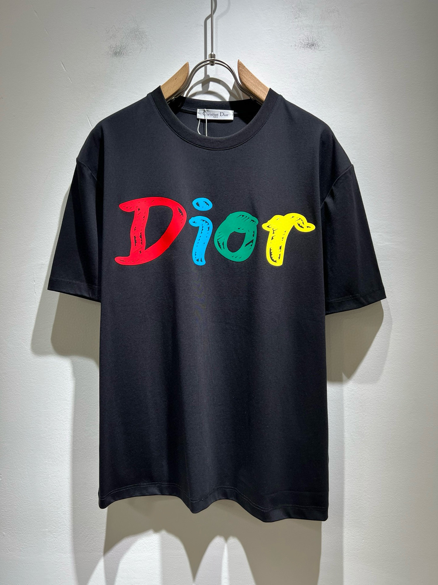 NO:484897,Dio*Dijia 2025 spring and summer new short-sleeved T-shirt for men and women, and the counter is available at the same time!  Customized exclusive 260g pure cotton fabric, customized original craft threads, chest logo pattern printing craft design!  Simple and generous, calm and versatile, extremely high-end, perfectly integrated with fashion and style, a top fashionable style that perfectly suits the outside wear!  The overall feeling is natural!  The ultimate classic versatile short-sleeved T-shirt adopts the latest three-dimensional letter logo embossed elements design!  The ultimate perfection of heavy industry!  Fans who pursue high quality are please buy them by themselves, and all fans who know the goods are invited to appreciate this model together!  !  Color black white Size M-3XL,,dior,dior,T-shirt,tees,t-shirt,alexander wang19860909Dio*迪家 2025春夏新款男女同款短袖T恤,专柜同步发售！定制专属260克纯棉面料,定制原版工艺螺纹,胸前logo图案印花工艺设计！简约大方,从容百搭,档次极高,完美融入时尚还有风情感一款完美符合外穿的顶尖时髦气质款！整体给人浑然天成的感觉！极致经典的百搭型短袖T恤,采用最新的立体字母logo压胶元素设计！极致的重工极致的完美！追求高品质的粉丝们请自行抢购,诚邀所有识货的粉丝一同鉴赏此款！！颜色黑色 白色 尺码M-3XL,,dior,dior,T-shirt,tees，t-shirt,alexander wang,Men's clothing