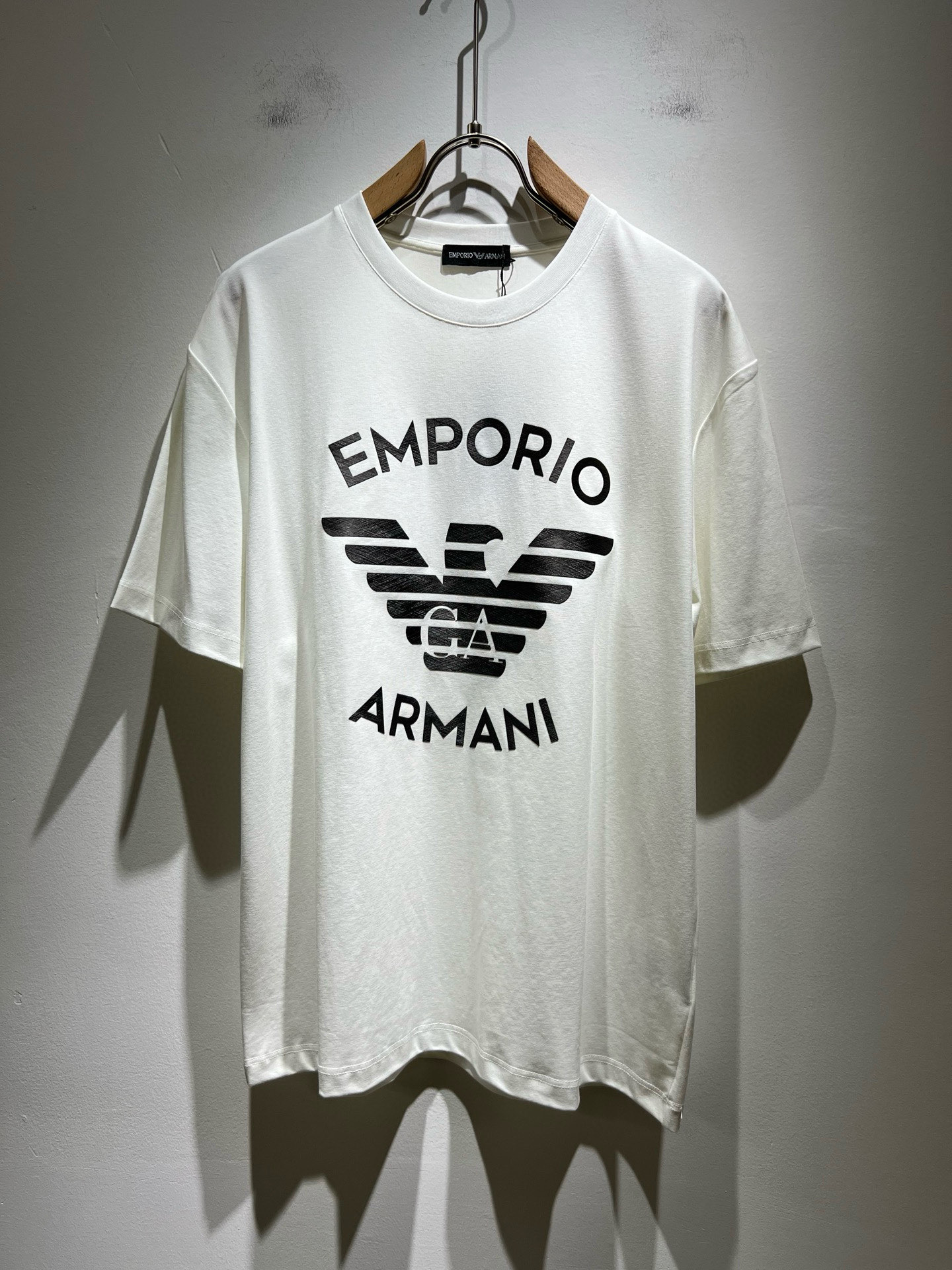 NO:484902,Arman A*ni's new spring and summer 2025 men and women's same casual short-sleeved T-shirt, original single OEM factory order, logo glue pressing design!  The simple design is exquisite and elegant, amazing!  Customized original exclusive pure cotton fabric, soft and delicate feel, super comfortable on the upper body, and ultimately enjoy wearing!  Inheriting the classic styles of the past, the upper body effect comes naturally, and simple outfits do not require too many accessories. It can easily create a fashionable feeling, and the return rate will also increase. Get it at a speed!  Size M-3XL, Armani, T-shirt,tees, t-shirt,alexander wang19860909Arman阿*尼2025春夏新款男女同款休闲短袖T恤,原单代工厂订单,标志logo压胶设计！简洁的设计精致优雅,令人叹服！定制原版专属纯棉面料,手感柔软细腻,上身超级舒适,极致的穿着享受！继承着以往的经典版型,上身效果自然而来的出彩,简单穿搭无需过多的饰物,轻松搭出时尚感,回头率也会随之提升.速度入手吧！尺码M-3XL,,armani,T-shirt,tees，t-shirt,alexander wang,Men's clothing