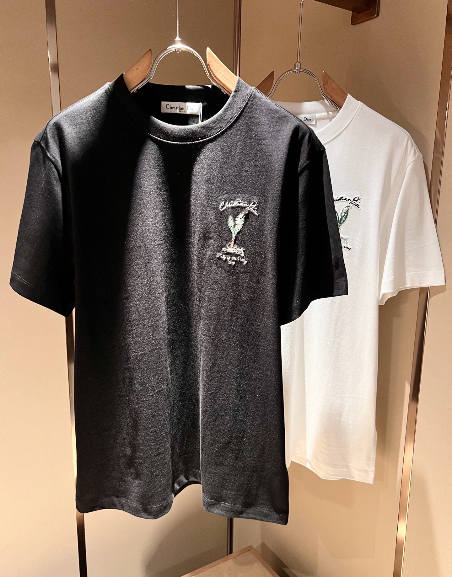 NO:484872,Dio*Dijia 2025 spring and summer new short-sleeved T-shirt for men and women, and the counter is available at the same time!  Customized exclusive 260g pure cotton fabric, customized original craft threads, chest logo pattern embroidery craft design!  Simple and generous, calm and versatile, extremely high-end, perfectly integrated with fashion and style, a top fashionable style that perfectly suits the outside wear!  The overall feeling is natural!  The ultimate classic versatile short-sleeved T-shirt is designed with the latest three-dimensional letter logo embroidery elements!  The ultimate perfection of heavy industry!  Fans who pursue high quality are please buy them by themselves, and all fans who know the goods are invited to appreciate this model together!  !  Size M-3XL, dior,dior,T-shirt,tees,t-shirt,alexander wang19860909Dio*迪家 2025春夏新款男女同款短袖T恤,专柜同步发售！定制专属260克纯棉面料,定制原版工艺螺纹,胸前logo图案刺绣工艺设计！简约大方,从容百搭,档次极高,完美融入时尚还有风情感一款完美符合外穿的顶尖时髦气质款！整体给人浑然天成的感觉！极致经典的百搭型短袖T恤,采用最新的立体字母logo刺绣元素设计！极致的重工极致的完美！追求高品质的粉丝们请自行抢购,诚邀所有识货的粉丝一同鉴赏此款！！尺码M-3XL,,dior,dior,T-shirt,tees，t-shirt,alexander wang,Men's clothing