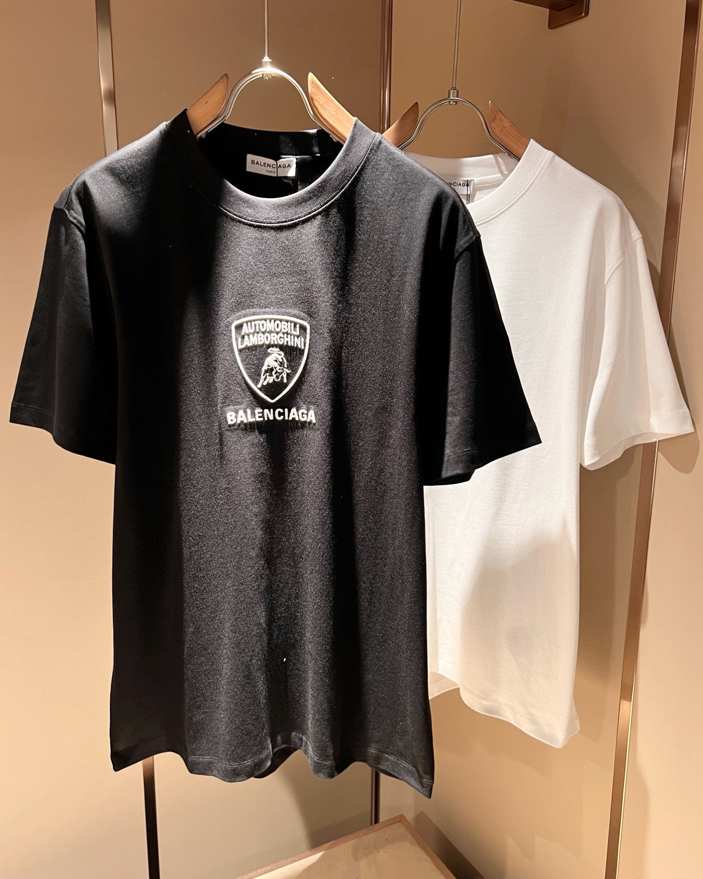 NO:484878,BALENCI*GA Paris* Home 2025 Spring and Summer New Men and Women's Same Short-Sleeve T-shirt!  Fashionable casual short-sleeved T-shirt with catwalk pattern prints!  Design logo embroidery design!  The most designed and selected customer-supplied 260g pure cotton fabric, which feels soft and skin-friendly, is comfortable and breathable, and you can’t picky about the real thing!  Loose, small, shoulder-dead round neck cut, genderless couple mixed styles, opening up a new fashion charm!  Differentiate the market version of the high-end custom series!  Size M-3XL, balenciaga, T-shirt,tees, t-shirt,alexander wang19860909BALENCI*GA巴黎*家 2025春夏新款男女同款短袖T恤！走秀图案印花时尚休闲短袖T恤衫！设计logo刺绣设计！极具设计精选客供260g纯棉面料,手感柔软亲肤,着身舒适透气性都无法挑剔,实物绝对会让你爱不释手！宽松小落肩的圆领版型裁剪,无性别主义的情侣混穿款式,打开全新的时装新韵味！区别市场版本高定系列！尺码M-3XL,,balenciaga,T-shirt,tees，t-shirt,alexander wang,Men's clothing