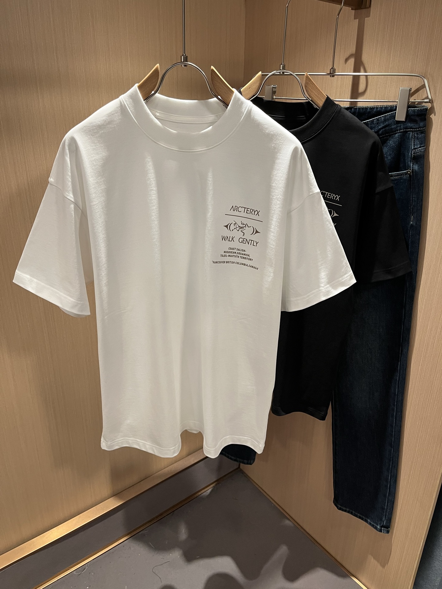 NO:491671,ARCTER*X Original Archaeological Bird 2025 spring and summer new short-sleeved T-shirt outdoor brands for men and women, perhaps the first thing that comes to mind is Canadian goose and Archaeological Bird. It gives people a feeling of trying out the label!  In addition to being quite accomplished in style design, the most obvious or most expert should be to have deeper and unique insights and attainments in fabrics. Through continuous structural research and problem-solving, and characterized by unique research on fabrics, these alone are enough to support it to become the first new logo brand image in the clothing manufacturing industry. This model uses air cotton material!  The fabric after the seiko blending feels smooth and soft, and it has both natural beauty and comfort. The large body style is cut cleanly and cleanly, and the fabric shows a different hazy structural beauty. It is made of exclusive mold customization. The fabric and its technology test the workers, can be smooth and smooth without wrinkles!  Logo logo pattern printing craft design!  It really tests the handmade work of every master!  It makes the whole clean and neat, without leaving any thread. Now men who pursue life are more refined in life!  Size M-3XL, arc'teryx, T-shirt,tees, t-shirt,alexander wang19860909ARCTER*X始*祖鸟 2025春夏新款男女同款短袖T恤户外品牌可能大家第一想到的就是加拿大鹅、始祖鸟.给人一种标签试的感觉！除了在款式设计上颇有造诣之外,最明显或者说最为拿手的,应该就是在面料上的拥有更深独特见解跟造诣了.通过不断地结构研究和问题处理,在以面料独特研究为特征,仅凭这些就已经足以支撑其成为服装制造行业中,首屈可数的新标志品牌形象.此款采用的空气棉材质！通过精工混纺之后的面料,手感细滑柔软,同时兼具自然美感跟舒适度.大身上版型裁剪简洁干净,面料上显现出了不一样朦胧的结构性美感来.独家开模定制而成,面料及其考验工人的技术,能做到平整服帖又不起皱！标志logo图案印花工艺设计！真的是很考验每位师傅的手工制作！使得整体干净利索,不留一丝线头.现在对于生活有所追求的男性也在生活中更为精致！尺码M-3XL,arc'teryx,T-shirt,tees，t-shirt,alexander wang,Men's clothing