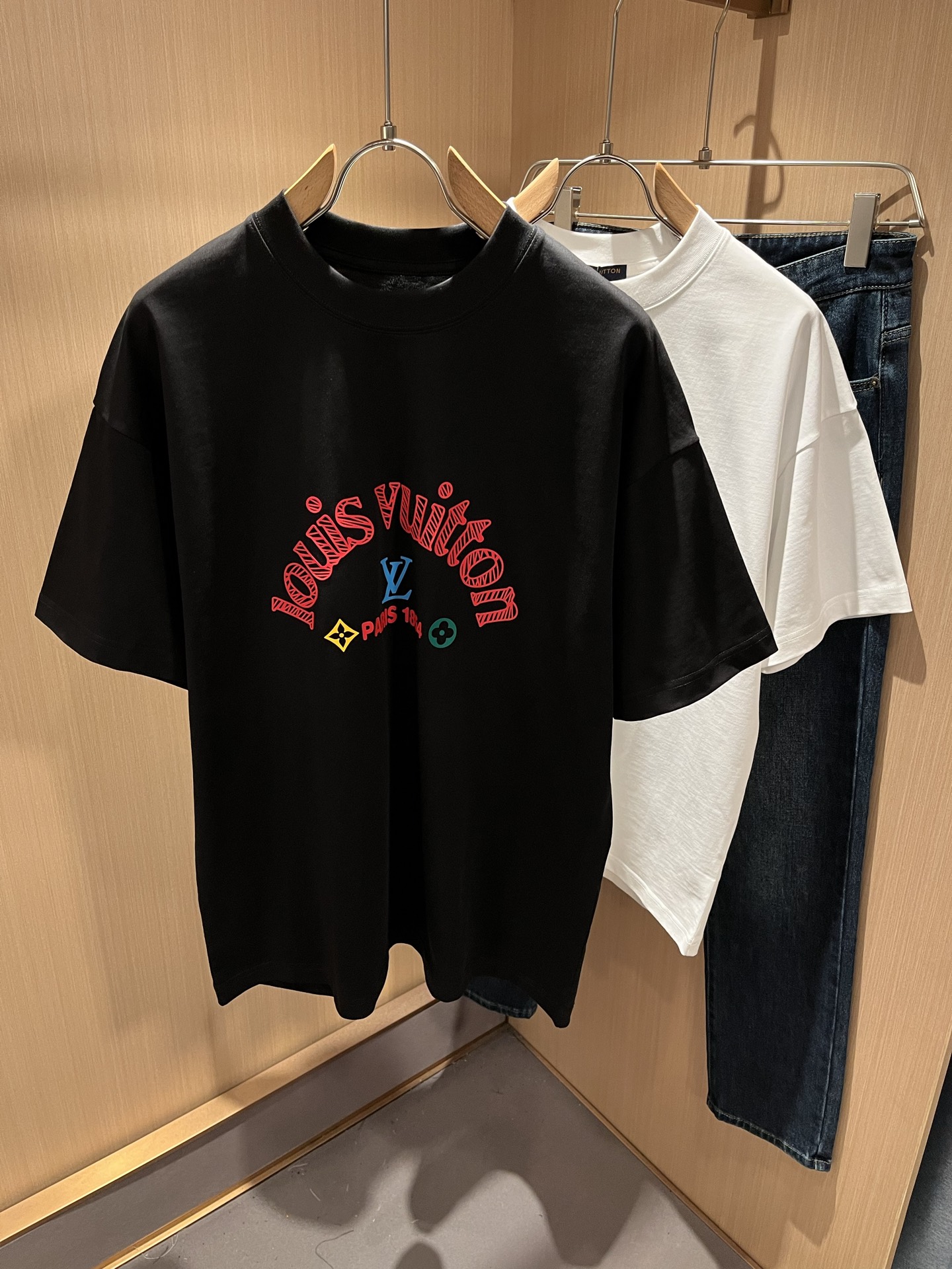 NO:483876,LouisVuitt*Louis*Deng The new series of products in 2025 spring and summer are launched, a very fashionable and avant-garde short-sleeved T-shirt for men and women, with logo pattern glue-touching!  Different from the past, it declares the design concept that has been passed down for many years in the brand!  Its eye-catchingness is no less than any classic style, perfectly presenting the fashionable, high-end and luxurious feeling in front of the world!  Made of imported 280 grams of cotton, selected high-quality pure cotton fabrics, soft and soft to the touch, the real thing is definitely beyond your imagination, close to the body and breathable, even if you sweat profusely, you will not feel greasy or stuffy, and will bring sweating and moisture absorption to the extreme!  Size M-3XL, louis vuitton,louis vuitton,t-shirt,tees,t-shirt,alexander wang19860909LouisVuitt*路易*登 2025春夏全新系列单品上线,非常时髦前卫的一款男女同款短袖T恤,标识logo图案压胶修饰！区别于以往的不同,宣示品牌传承多年的设计理念！其吸睛度完全不亚于任何经典款式,将时髦高级感与奢华感完美呈现在世人眼前！客供进口280克全棉材质制成,精选优质纯棉面料,触感软糯亲肤细腻,实物到手绝对超乎你的想象,贴身无比舒适透气,即便是汗流浃背也不会有腻身及闷热感可言,将排汗吸湿性发挥到了极致！尺码M-3XL,,louis vuitton,louis vuitton,T-shirt,tees，t-shirt,alexander wang,Men's clothing