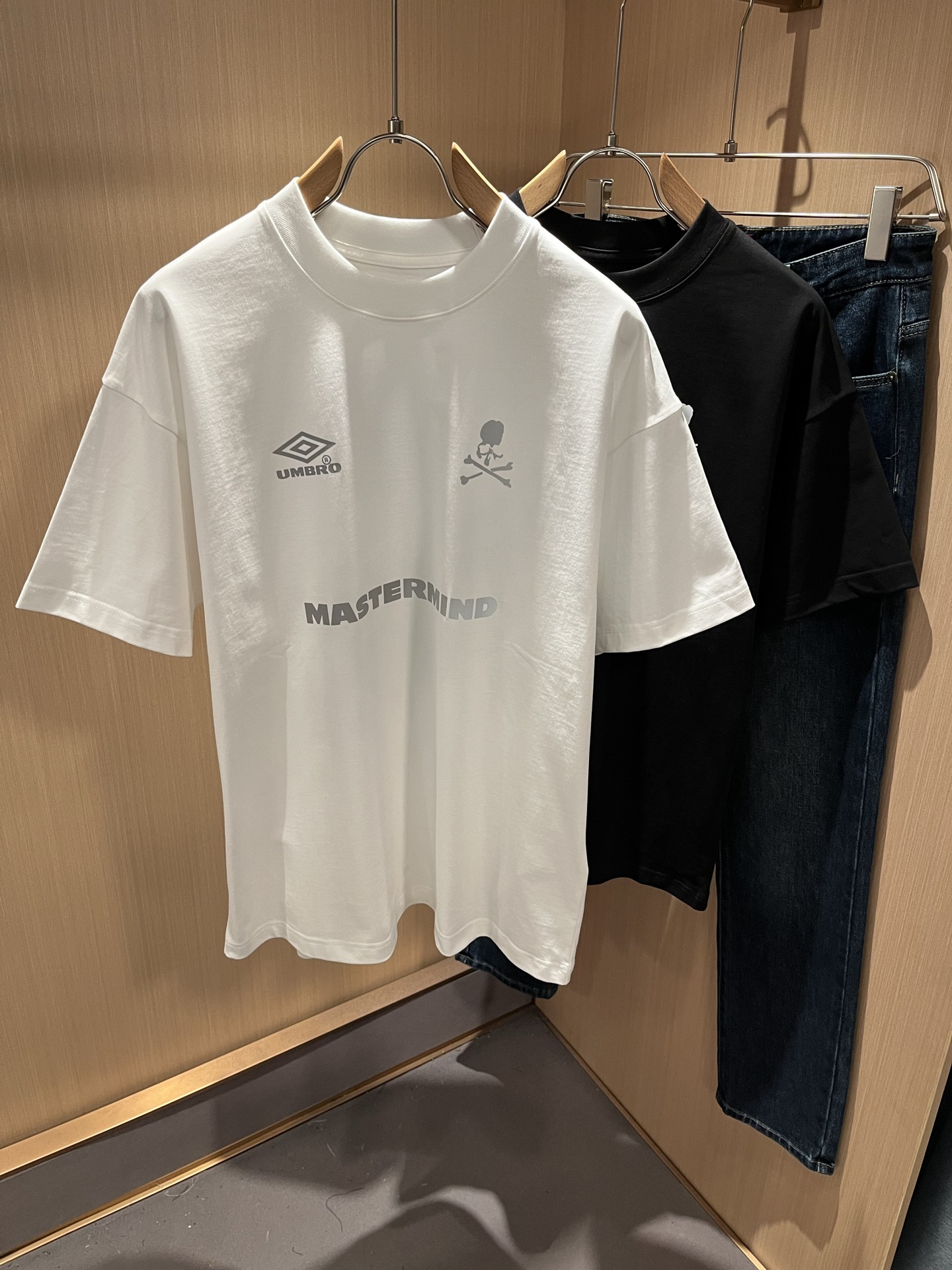 NO:491657,MMJ 2025 spring and summer new short-sleeved T-shirt for men and women, original order channel, very personalized and high-end style, logo pattern glue pressing technology design!  Couple pure cotton short-sleeved T-shirt!  !  The latest fashion trends and popular products are here, and it is another simple and high-end fashion item. It is a fashion product with very high-end outfit charm. It is a must-have item for fashion trends!  Original Italian manufacturer channels, special-level orders, and released at the same time as Hong Kong, Macao and Taiwan buyers. This model is also the latest popular product of Luo Yiweijia this year and the most classic product. Its specifications and grades are beyond doubt!  !  The choice is very diverse, and it can be said that this model naturally has a fresh and natural feeling, showing the brand charm and high-end feeling. The texture of this model is very good, and the heavy weight and brilliant skin-friendliness that can be seen with hands are even better, and it is a complete enjoyment of wearing!  !  Size: M-3XL, loewe, T-shirt,tees, t-shirt,alexander wang19860909MMJ 2025春夏新款男女同款短袖T恤,原厂订单渠道,极具个性高级风,标志logo图案压胶工艺设计！情侣款纯棉短袖T恤！！最新时尚潮流人气产物驾到,又是一款简约高级的时尚单品,穿搭魅力十分高级不俗的时尚产物 ,时尚潮流必备单品！意大利原厂渠道,特供级别订单,同步港澳台买手店发布,此款也是罗意威家今年的最新人气产物,也是最经典的产物,其规格跟档次更是毋庸置疑！！ 选择极具多样化,言而喻此款自然具备那种清新自然的感觉,彰显品牌魅力与高级感,此款的质感十分的到位,用手可以感知的重磅跟出彩亲肤程度更是上佳,十足的穿着享受！！尺码: M-3XL,,loewe,T-shirt,tees，t-shirt,alexander wang,Men's clothing