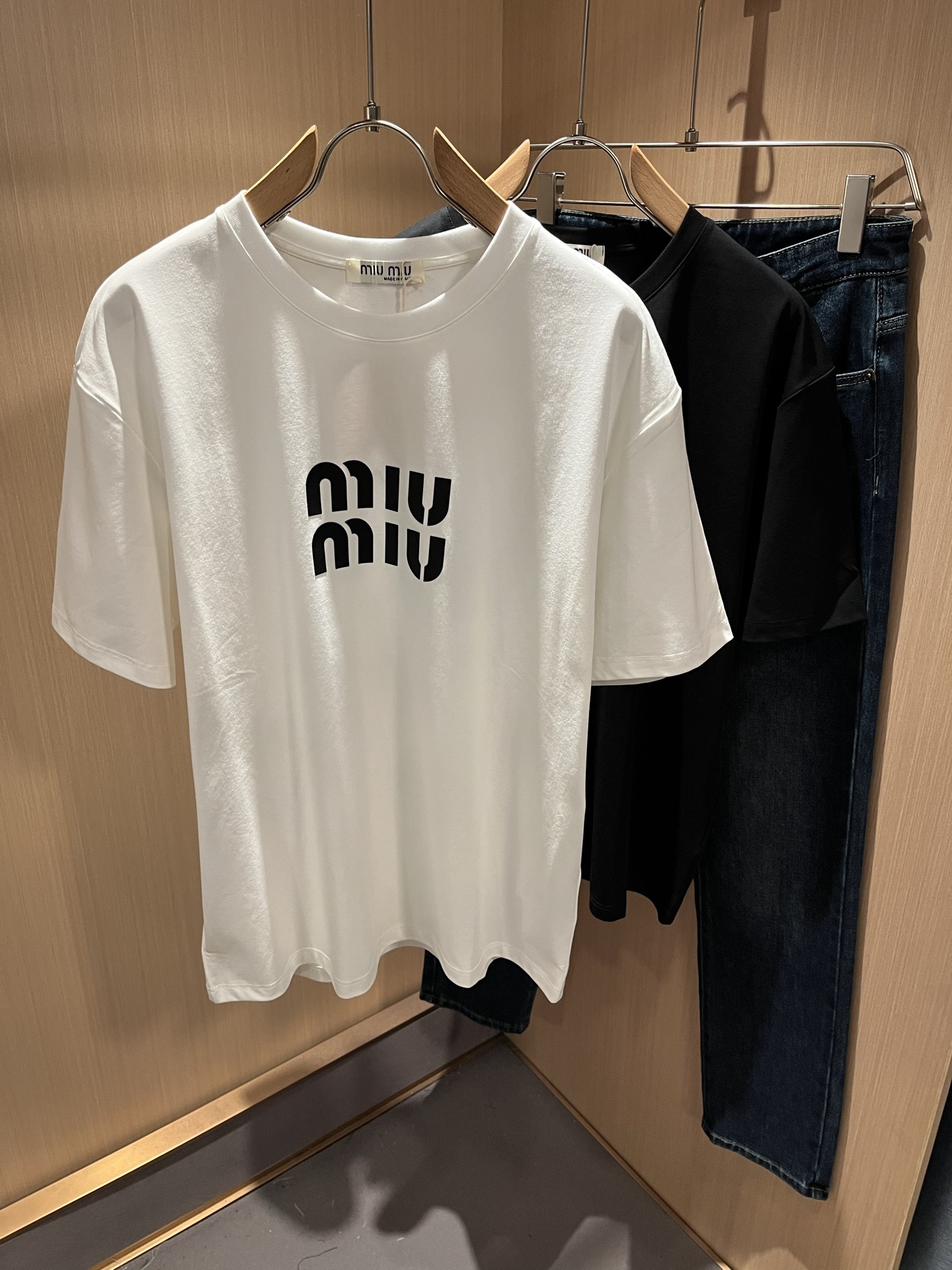 NO:486808,MIUMIU Miscellaneous Spring and Summer New Men's and Women's Short-sleeved T-shirts, the latest design elements of the brand!  Neither monotonous nor complicated, it shows taste just right!  Customer-supplied top-level velvet logo design!  Comfortable, sweat-absorbing and breathable, the unique high-end fabric presents a simple and elegant temperament!  Front and rear logo glue pressing design!  Full three-dimensional! Standard cutting design!  Every detail is a synchronized with high-end fashion. Size: M-3XL, miumiu, T-shirt, tees, t-shirt, alexander wang19860909MIUMIU 谬谬春夏新款男女同款短袖T恤,品牌最新设计元素！既不单调也不复杂,恰到好处的展现品味！客供顶级压绒logo设计！舒适吸汗透气根本不在话下,面料独具的高奢感呈现简约优雅气质！前后logo压胶设计！饱满立体!标准裁剪设计！每一处细节都是与高端时尚同步的体现.尺码:M-3XL,,miumiu,T-shirt,tees，t-shirt,alexander wang,Men's clothing