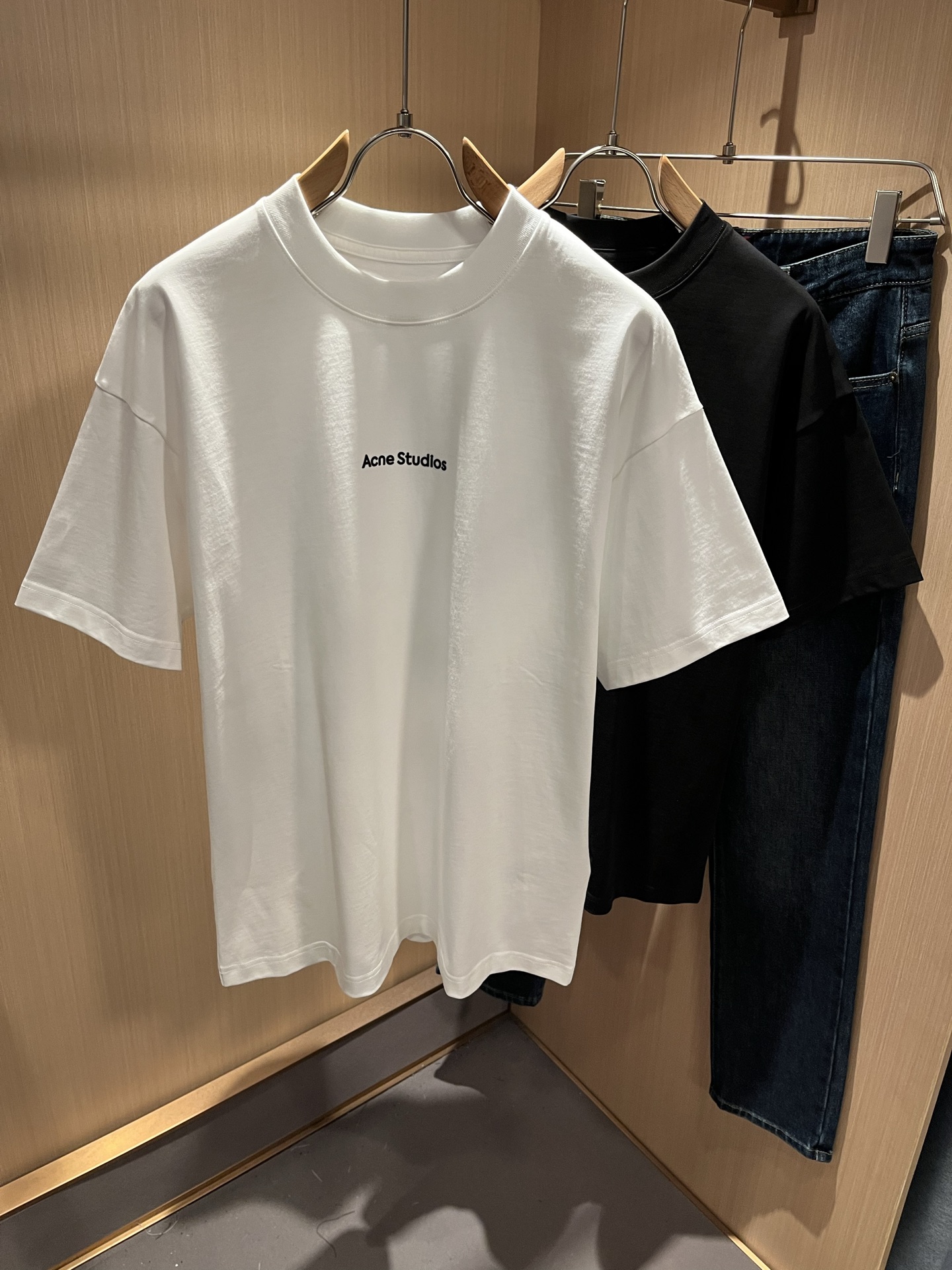 NO:486799,Acne Studio*os Spring and Summer New short-sleeved T-shirt for men and women, and the counter is available at the same time!  Customized exclusive wash water pure cotton fabric, customized original craft thread, and body design logo embossing design!  Perfectly integrated with fashion and style, a top-notch fashionable style that perfectly suits the outside wear!  The overall feeling is natural!  The ultimate classic versatile short-sleeved T-shirt, the ultimate heavy industry and the ultimate perfection!  Fans who pursue high quality are please buy them by themselves, and all fans who know the goods are invited to appreciate this model together!  Size M-3XL, acne studios, T-shirt,tees, t-shirt,alexander wang19860909Acne Studi*os春夏新款男女同款短袖T恤,专柜同步发售！定制专属洗水纯棉面料,定制原版工艺螺纹,衣身设计标识logo压胶设计！完美融入时尚还有风情感一款完美符合外穿的顶尖时髦气质款！整体给人浑然天成的感觉！极致经典的百搭型短袖T恤,极致的重工极致的完美！追求高品质的粉丝们请自行抢购,诚邀所有识货的粉丝一同鉴赏此款！尺码M-3XL,,acne studios,T-shirt,tees，t-shirt,alexander wang,Men's clothing