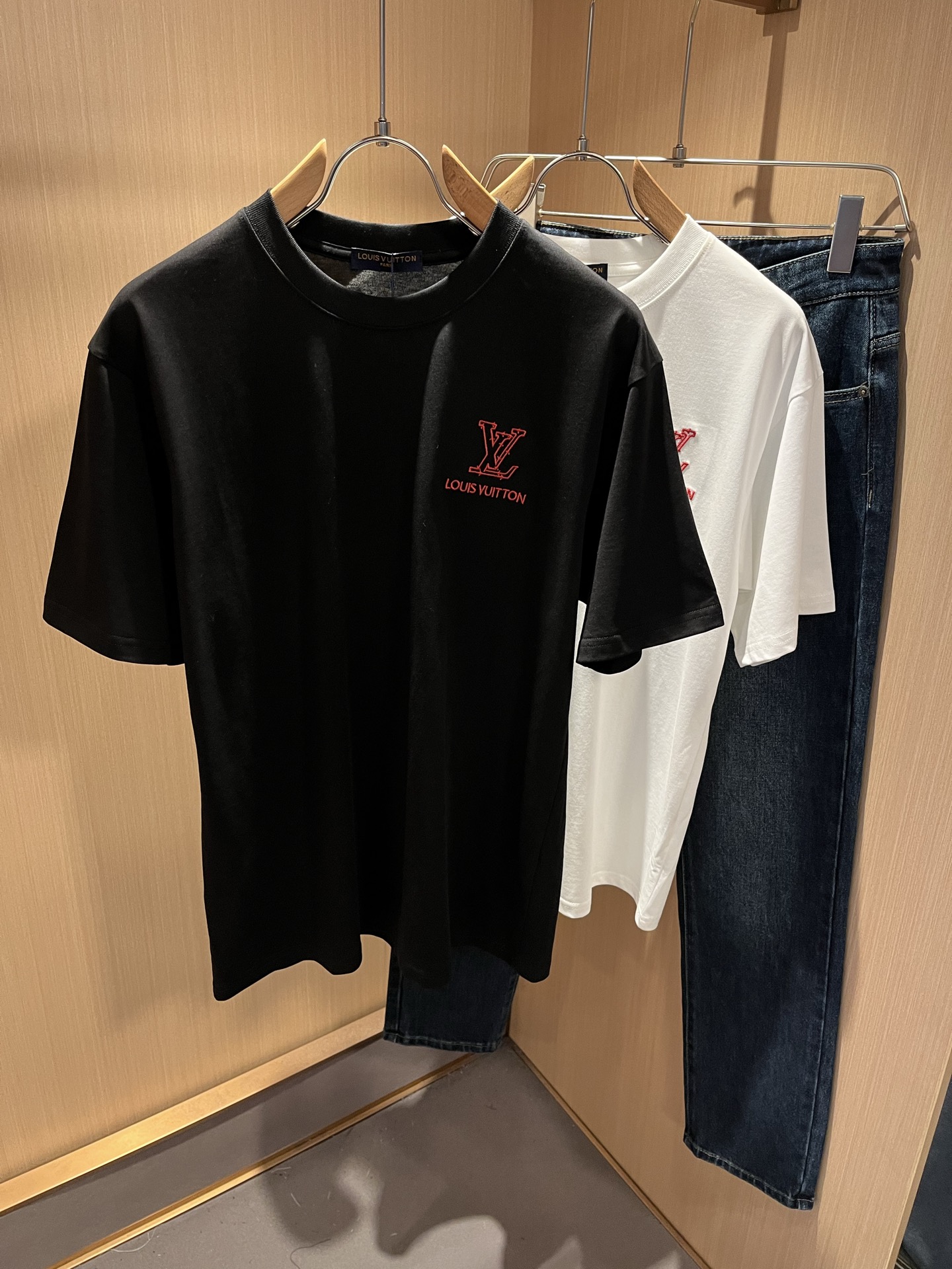 NO:486834,LouisVuitt*Louis*Deng The new spring and summer series of items are launched, a very fashionable and avant-garde short-sleeved T-shirt for men and women, with logo embroidery embroidery decoration!  Different from the past, it declares the design concept of brand inheritance!  Its eye-catchingness is no less than any classic style, perfectly presenting the fashionable, high-end and luxurious feeling in front of the world!  Made of imported 260 grams of cotton, selected high-quality pure cotton fabrics, soft and soft to the touch, the real thing is definitely beyond your imagination, close to the body and breathable, even if you sweat profusely, you will not feel greasy or stuffy, and will bring sweating and moisture absorption to the extreme!  Size S-2XL, louis vuitton,louis vuitton,t-shirt,tees,t-shirt,alexander wang19860909LouisVuitt*路易*登 春夏全新系列单品上线,非常时髦前卫的一款男女同款短袖T恤,标识logo图案刺绣修饰！区别于以往的不同,宣示品牌传承的设计理念！其吸睛度完全不亚于任何经典款式,将时髦高级感与奢华感完美呈现在世人眼前！客供进口260克全棉材质制成,精选优质纯棉面料,触感软糯亲肤细腻,实物到手绝对超乎你的想象,贴身无比舒适透气,即便是汗流浃背也不会有腻身及闷热感可言,将排汗吸湿性发挥到了极致！尺码S-2XL,,louis vuitton,louis vuitton,T-shirt,tees，t-shirt,alexander wang,Men's clothing