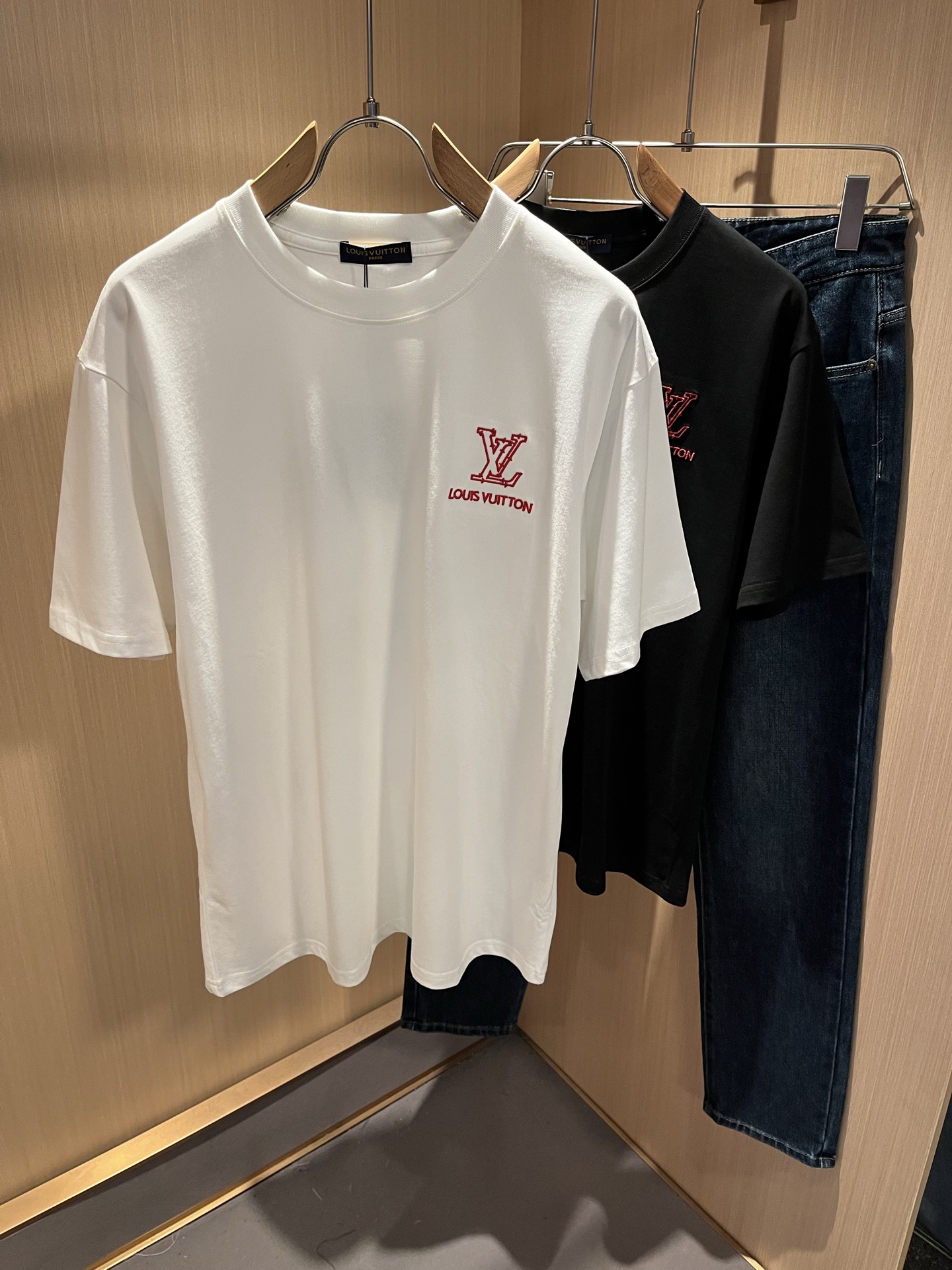 NO:486587,LouisVuitt*Louis*Deng The new spring and summer series of items are launched, a very fashionable and avant-garde short-sleeved T-shirt for men and women, with logo embroidery embroidery decoration!  Different from the past, it declares the design concept of brand inheritance!  Its eye-catchingness is no less than any classic style, perfectly presenting the fashionable, high-end and luxurious feeling in front of the world!  Made of imported 260 grams of cotton, selected high-quality pure cotton fabrics, soft and soft to the touch, the real thing is definitely beyond your imagination, close to the body and breathable, even if you sweat profusely, you will not feel greasy or stuffy, and will bring sweating and moisture absorption to the extreme!  Size S-2XL, louis vuitton,louis vuitton,t-shirt,tees,t-shirt,alexander wang19860909LouisVuitt*路易*登 春夏全新系列单品上线,非常时髦前卫的一款男女同款短袖T恤,标识logo图案刺绣修饰！区别于以往的不同,宣示品牌传承的设计理念！其吸睛度完全不亚于任何经典款式,将时髦高级感与奢华感完美呈现在世人眼前！客供进口260克全棉材质制成,精选优质纯棉面料,触感软糯亲肤细腻,实物到手绝对超乎你的想象,贴身无比舒适透气,即便是汗流浃背也不会有腻身及闷热感可言,将排汗吸湿性发挥到了极致！尺码S-2XL,,louis vuitton,louis vuitton,T-shirt,tees，t-shirt,alexander wang,Men's clothing