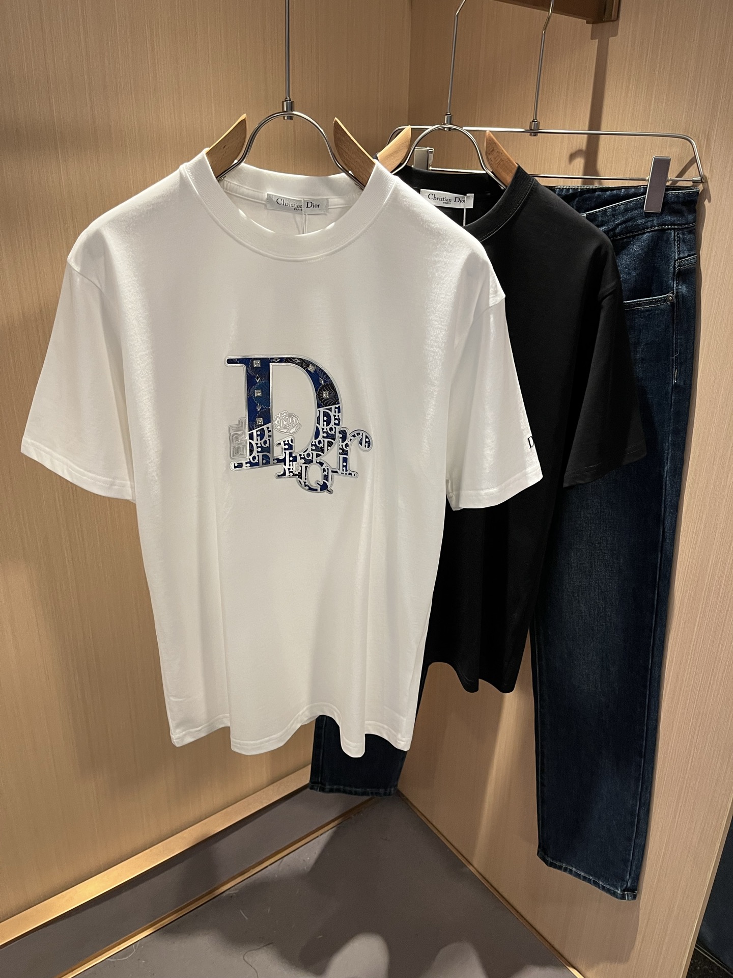 NO:501477,Dio*Dijia 2025 spring and summer new short-sleeved T-shirt for men and women, and the counter is available at the same time!  Customized exclusive 260g pure cotton fabric, customized original craft threads, chest logo pattern glue pressing technology design!  Simple and generous, calm and versatile, extremely high-end, perfectly integrated with fashion and style, a top fashionable style that perfectly suits the outside wear!  The overall feeling is natural!  The ultimate classic versatile short-sleeved T-shirt adopts the latest three-dimensional letter logo embossed elements design!  The ultimate perfection of heavy industry!  Fans who pursue high quality are please buy them by themselves, and all fans who know the goods are invited to appreciate this model together!  !  Size S-2XL, dior,dior,t-shirt,tees,t-shirt,alexander wang19860909Dio*迪家 2025春夏新款男女同款短袖T恤,专柜同步发售！定制专属260克纯棉面料,定制原版工艺螺纹,胸前logo图案压胶工艺设计！简约大方,从容百搭,档次极高,完美融入时尚还有风情感一款完美符合外穿的顶尖时髦气质款！整体给人浑然天成的感觉！极致经典的百搭型短袖T恤,采用最新的立体字母logo压胶元素设计！极致的重工极致的完美！追求高品质的粉丝们请自行抢购,诚邀所有识货的粉丝一同鉴赏此款！！尺码S-2XL,,dior,dior,T-shirt,tees，t-shirt,alexander wang,Men's clothing