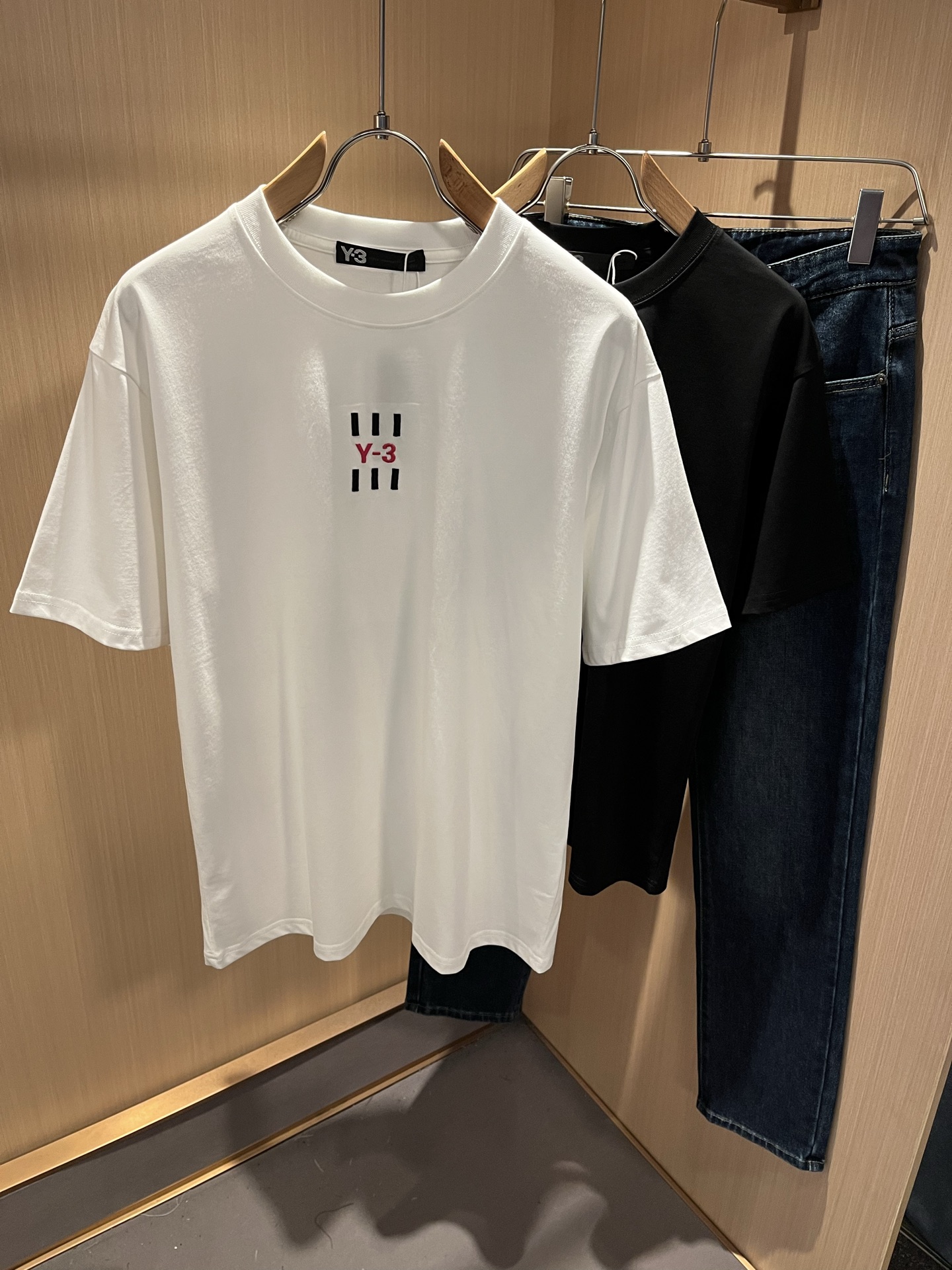 NO:501463,Y-3 Yamamoto *Yoji 2025 spring and summer new short-sleeved T-shirt for men and women, one fabric has a very comfortable upper body. You must have it, and the counter is synchronized. The Y-3 letter logo embroidery design for front and back of the body!  Trading company channel, fashionable and stylish upper body, full of energy!  Customized original 260g pure cotton fabric!  The feel is delicate and silky, and the texture gives you the ultimate wearing experience, without any weight bearing, and it also has strong breathable and quick drying. It is really an excellent choice in the hot summer!  The luxurious and attractive color scheme is full of the atmosphere of a big brand, the visual effect is unparalleled, the color fastness is impeccable, and the unique words are more pleasing to the eye-catching fashion charm!  The precise three-dimensional style is cut, and the upper body is super fashionable and stylish, creating a different street sports style!  Size S-2XL, T-shirt,tees,t-shirt,alexander wang19860909Y- 3山本*耀司 2025春夏新品男女同款短袖T恤 ,一面料上身舒适感非常好.炸街必须要拥有它,专柜同步.衣身前后Y-3字母logo刺绣设计！贸易公司渠道,上身时尚有型,精气神十足！定制原版260克纯棉面料！手感细腻丝滑,质感给你带来极致的穿着体验,毫无负重感,同时也极具强大的透气速干性,真是炎炎夏日里的绝佳之选！奢华耐看的配色充满了大牌气息,视觉效果无与伦比,色牢度更是无懈可击,独特的字样更养眼的时尚魅力值！精准立体的版型裁剪,上身超级时髦有型,打造出不一样的街头运动范儿！尺码S-2XL,,T-shirt,tees，t-shirt,alexander wang,Men's clothing