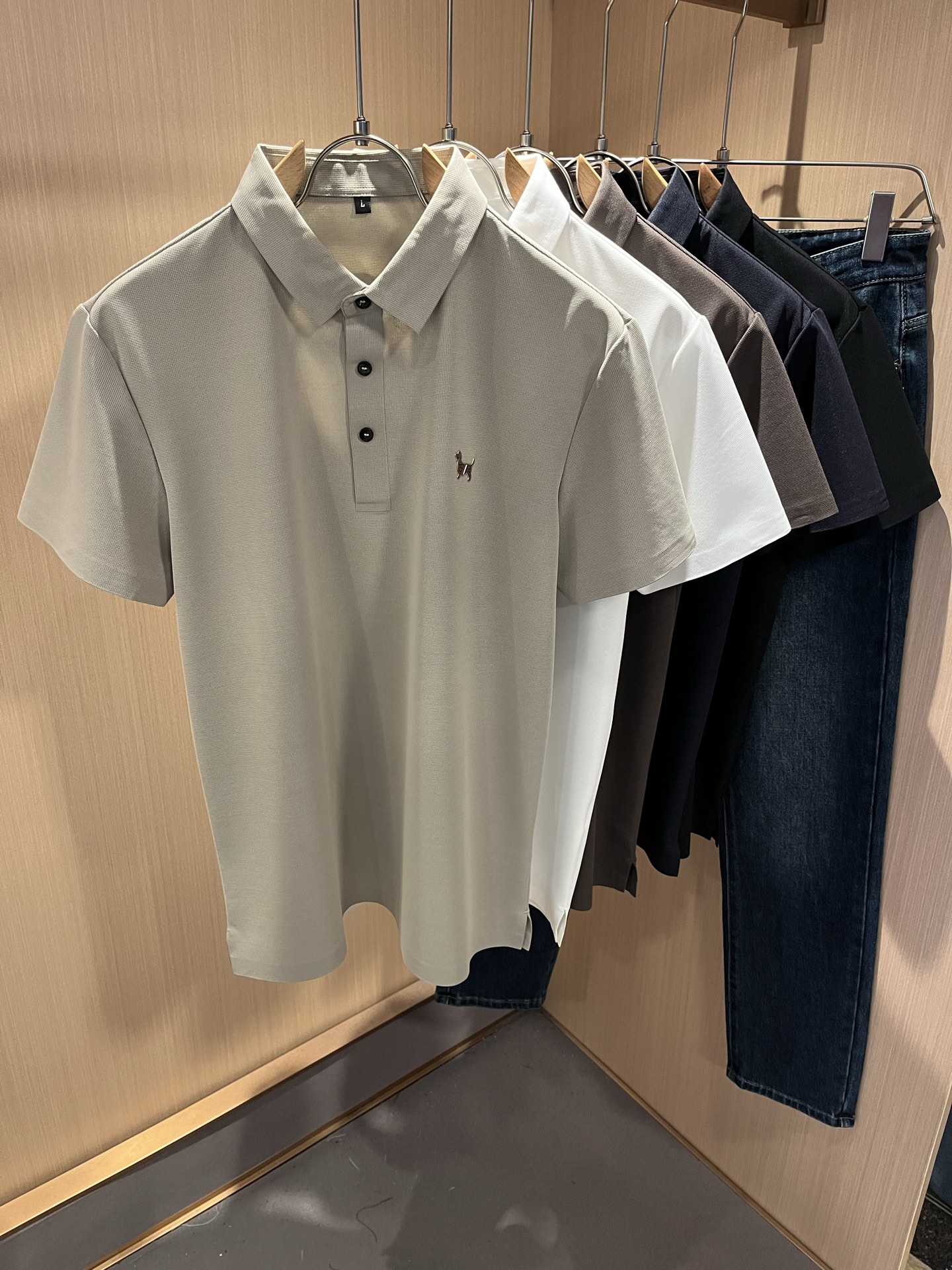 NO:497463,ThomBrow*e Tom*Long ~ New products for spring and summer 2025!  It is available on the official website at the same time. It is a casual classic lapel short-sleeved Polo shirt with unique design charm, very high-end, simple and not simple, and a new model of ready-to-wear!  The fabric is selected with unique elastic spandex fabric, which feels smooth and soft, has texture, and has a strong sense of verticality. The upper body is smooth and not tight, and the feeling of stuffiness caused by direct ultraviolet rays. The chest design logo pattern logo pressing design!  The style is harmonious and unified, with the ultimate craftsmanship level. The side is very unique and tailored, very flavorful, delicate and comfortable to wear, showing sports vitality and exquisite details. The classic and perfect layout design shows fashion vitality in daily leisure life. Improve men's charm and style and achieve high-end models. Size M-4XL, T-shirt, alexander wang19860909ThomBrow*e汤姆*朗 ~2025春夏新品！官网同步有售,休闲经典翻领短袖Polo衫,独特设计魅力,非常高端,简约不简单,成衣新典范！面料精选独特弹力氨纶面料,手感光滑柔软,有质感,有很强的垂直感,上身爽滑不紧绷,紫外线直射造成的闷热感,胸前设计标识图案logo压胶设计！风格和谐统一,极致工艺水平.侧面非常独特裁剪设计风格,非常有味道,精致细腻,好穿舒适,展现运动活力,细节考究.经典完美版型设计,日常休闲生活中展现时尚活力.提升男士魅力格调,成就高端典范.尺码M-4XL,,T-shirt,alexander wang,Men's clothing