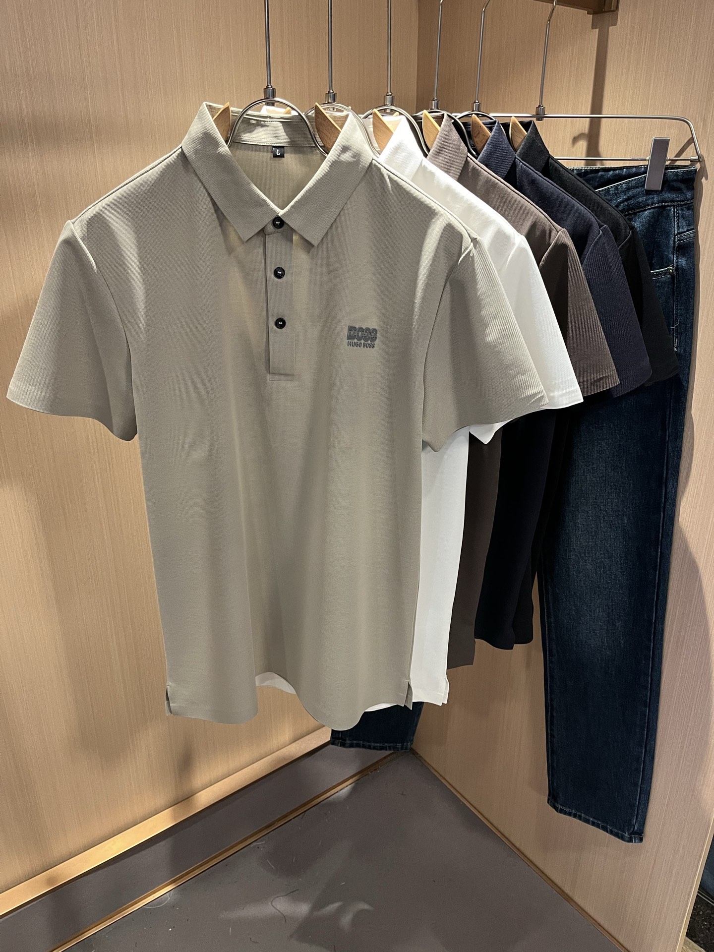 NO:497456,BOSS 2025 spring and summer new men's short-sleeved Polo shirt, the latest model is exclusively available on the entire network!  !  ~ It is classic and fashionable and versatile, who doesn’t like it? It will show the classic again. It is very pleasing to the eye and comes with a low luxury halo and recognition!  Pr*da's traditional brand concept and modern advanced technology are perfectly combined. Coupled with the extremely modern and simple design, the exclusive letter logo pattern glue-pressing design!  Customized 100% imported stretch spandex fabric!  The texture of this model is quite touching, the specifications and grades are known with tentacles. The degree of delicateness and breathability are top-notch!  Size M-4XL, T-shirt,alexander wang19860909BOSS 2025春夏新款男士短袖Polo衫,最新款全网独家首上！！~既经典有时尚百搭,谁不爱啊,将经典再次展现,非常的耐看,自带低奢光环与辨识度！Pr*da传统的品牌理念和现代化的先进技术进行了完美结合.加上极其现代摩登风范的简约设计,专属字母logo图案压胶设计！定制百分百进口弹力氨纶面料！此款的质感相当感人 触手便知规格档次 细腻程度与透气效果堪称顶级！尺码M-4XL,,T-shirt,alexander wang,Men's clothing