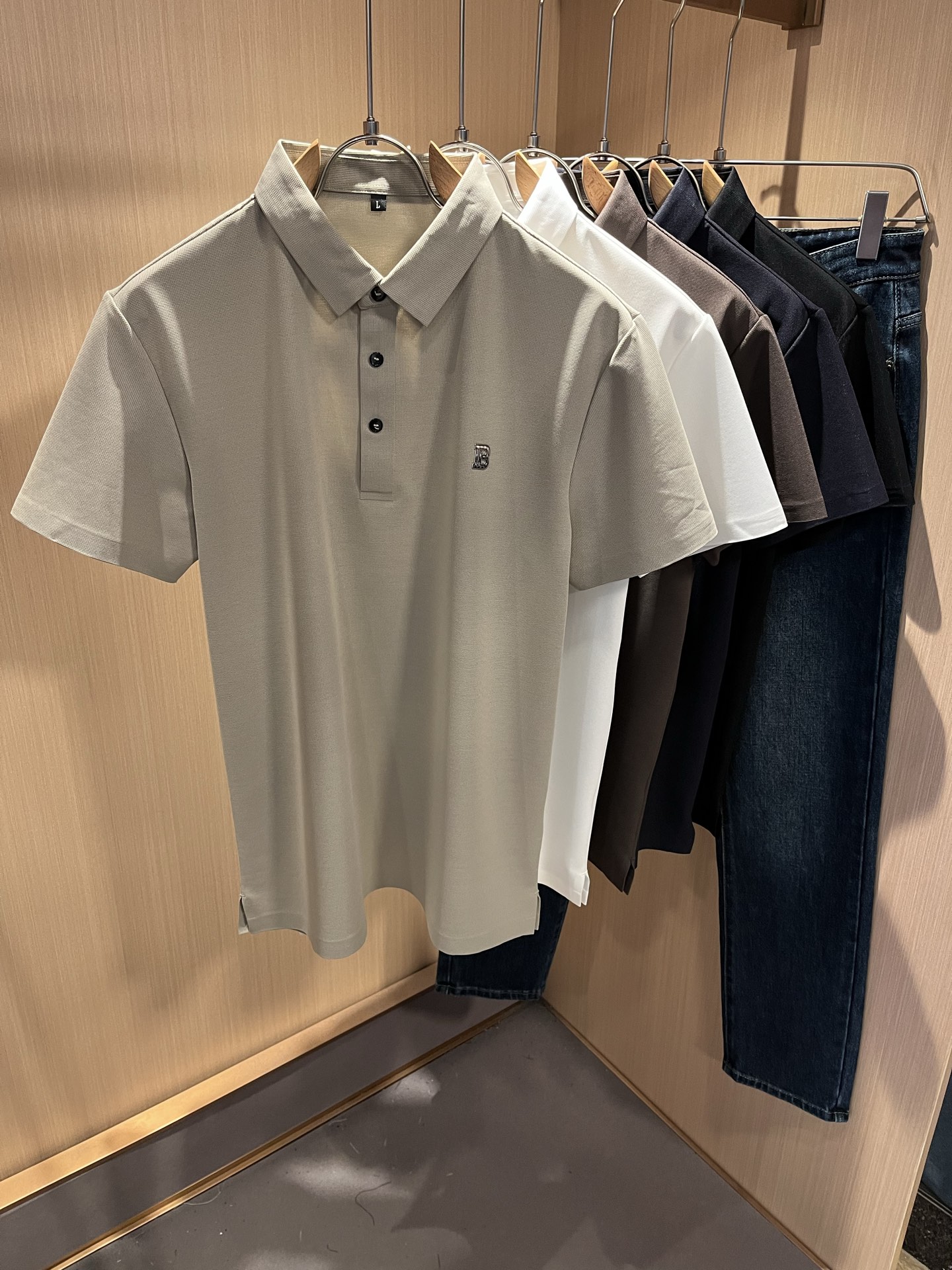 NO:497483,Bur*erry 2025 spring and summer new men's short-sleeved Polo shirt, the latest brand design element!  Neither monotonous nor complicated, it shows taste just right!  Customer-supplied top custom stretch spandex fabric!  Comfortable, sweat-absorbing and breathable, the unique high-end fabric presents a simple and elegant temperament!  Letter logo print design on chest!  Full three-dimensional! Standard cutting design!  Every detail is a synchronized with high-end fashion. Size: M-4XL, burberry, T-shirt, alexander wang19860909Bur*erry 巴*莉 2025春夏新款男士短袖Polo衫,品牌最新设计元素！既不单调也不复杂,恰到好处的展现品味！客供顶级定制弹力氨纶面料！舒适吸汗透气根本不在话下,面料独具的高奢感呈现简约优雅气质！胸前字母logo印花设计！饱满立体!标准裁剪设计！每一处细节都是与高端时尚同步的体现.尺码:M-4XL,,burberry,T-shirt,alexander wang,Men's clothing