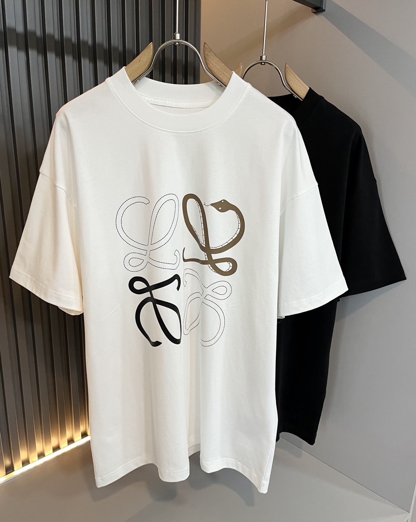 NO:486646,LOE*WE Luo*We Spring and summer new short-sleeved T-shirt for men and women, original Italian order channel, very personalized and high-end style, logo pattern glue pressing technology design!  Couple pure cotton short-sleeved T-shirt!  !  The latest fashion trends and popular products are here, and it is another simple and high-end fashion item. It is a fashion product with very high-end outfit charm. It is a must-have item for fashion trends!  Original Italian manufacturer channels, special-level orders, and released at the same time as Hong Kong, Macao and Taiwan buyers. This model is also the latest popular product of Luo Yiweijia this year and the most classic product. Its specifications and grades are beyond doubt!  !  The choice is very diverse, and it can be said that this model naturally has a fresh and natural feeling, showing the brand charm and high-end feeling. The texture of this model is very good, and the heavy weight and brilliant skin-friendliness that can be seen with hands are even better, and it is a complete enjoyment of wearing!  !  Size: M-3XL, loewe, loewe, T-shirt,tees, t-shirt,alexander wang19860909LOE*WE罗*威 春夏新款男女同款短袖T恤,意大利原厂订单渠道,极具个性高级风,标志logo图案压胶工艺设计！情侣款纯棉短袖T恤！！最新时尚潮流人气产物驾到,又是一款简约高级的时尚单品,穿搭魅力十分高级不俗的时尚产物 ,时尚潮流必备单品！意大利原厂渠道,特供级别订单,同步港澳台买手店发布,此款也是罗意威家今年的最新人气产物,也是最经典的产物,其规格跟档次更是毋庸置疑！！ 选择极具多样化,言而喻此款自然具备那种清新自然的感觉,彰显品牌魅力与高级感,此款的质感十分的到位,用手可以感知的重磅跟出彩亲肤程度更是上佳,十足的穿着享受！！尺码: M-3XL,,loewe,loewe,T-shirt,tees，t-shirt,alexander wang,Men's clothing