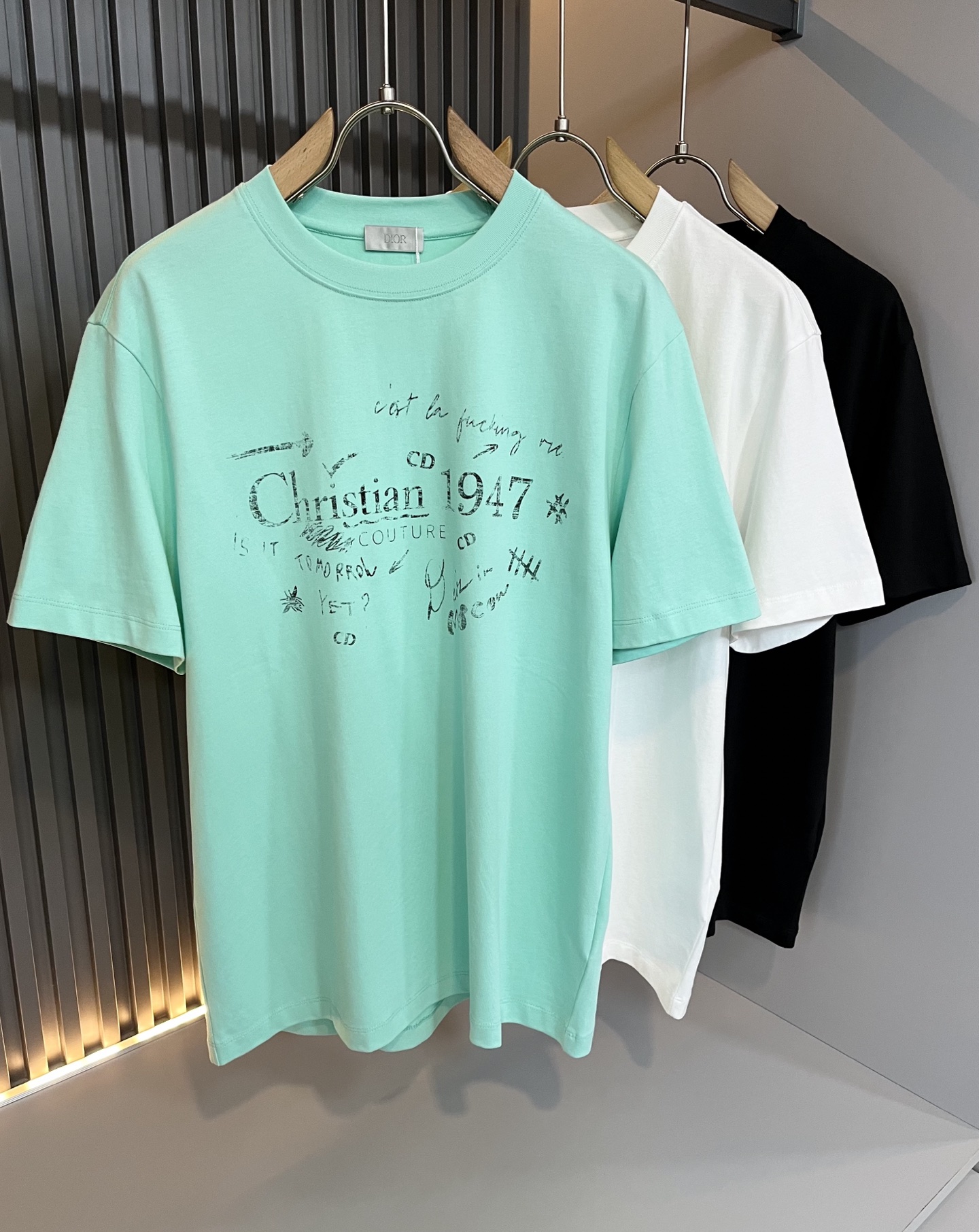 NO:487713,Dio*Dijia 2025 spring and summer new short-sleeved T-shirt for men and women, and the counter is available at the same time!  Customized exclusive 260g pure cotton fabric, customized original craft threads, chest logo pattern printing craft design!  Simple and generous, calm and versatile, extremely high-end, perfectly integrated with fashion and style, a top fashionable style that perfectly suits the outside wear!  The overall feeling is natural!  The ultimate classic versatile short-sleeved T-shirt is designed with the latest three-dimensional letter logo print elements!  The ultimate perfection of heavy industry!  Fans who pursue high quality are please buy them by themselves, and all fans who know the goods are invited to appreciate this model together!  !  Size M-5XL, dior,dior,T-shirt,tees,t-shirt,alexander wang19860909Dio*迪家 2025春夏新款男女同款短袖T恤,专柜同步发售！定制专属260克纯棉面料,定制原版工艺螺纹,胸前logo图案印花工艺设计！简约大方,从容百搭,档次极高,完美融入时尚还有风情感一款完美符合外穿的顶尖时髦气质款！整体给人浑然天成的感觉！极致经典的百搭型短袖T恤,采用最新的立体字母logo印花元素设计！极致的重工极致的完美！追求高品质的粉丝们请自行抢购,诚邀所有识货的粉丝一同鉴赏此款！！尺码M-5XL,,dior,dior,T-shirt,tees，t-shirt,alexander wang,Men's clothing