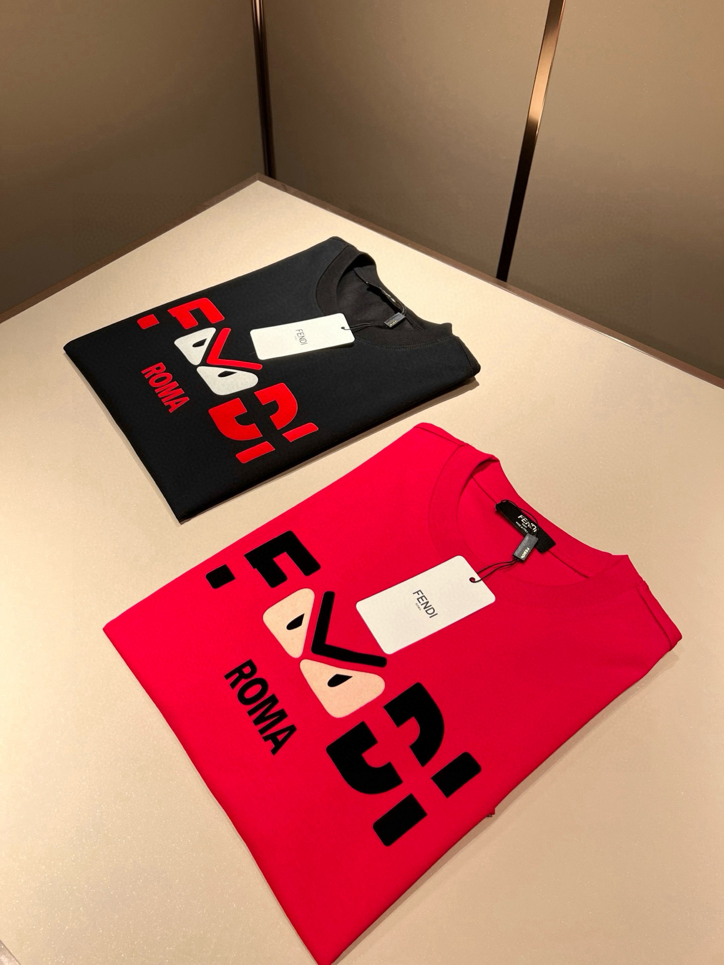 NO:484921,FEN*I FEN*Di's new spring and summer 2025 FD family FF men and women short-sleeved T-shirt, versatile and minimalist short-sleeved shirts for men and women. Original Italian orders, popular FD family items, simple and pure colors. The FD family's enduring iconic products, high-quality products with full representation and full specifications, and high-quality products that all FD fans are worth buying!  Pure Yidian channel orders, high-end and popular products from the FD family, very popular items at the moment, and iconic letter logo pattern velvet modification!  High-end goods worth keeping and giving away to others!  It is trendy and beautiful, with a full sense of trendy atmosphere, and has a very high level and specifications. It uses a very classic black and white color combination, giving people a strong visual impact and has a very high recognition. It is top-quality exclusive pure cotton fabric, created with a soft, delicate and comfortable touch, and has a very high-end and classy appearance!  Perfectly interprets the charm of the brand and leaves a deep impression. It is more fashionable and charming. It has simple, elegant and fashionable upper body, and is even more stressful for outfits!  The inner wear alone is very delicious and beautiful scenery that cannot be ignored!  Size M-3XL, fendi,dior,T-shirt,tees,t-shirt,alexander wang19860909FEN*I 芬*迪2025春夏新款FD家族FF男女同款短袖T恤,男女同款百搭极简短袖.意大利原厂订单,FD家族人气单品,简约纯色系打造.FD家族经久不衰的标志性臻品,代表性十足,规格感十足的精品,所有FD粉丝都值得抢购的精品！纯正意代渠道订单,FD家族的高奢人气爆款产物,当下十分火爆的单品,标志性字母logo图案压绒修饰！值得自留和送人的高端货！新潮又好看,潮流气息感十足,档次规格感极高,并且采用十分经典的的黑白双色搭配,给人的视觉冲击感相当强烈,有着极高的辨识度,顶级专属纯棉面料,打造,触感柔软细腻舒适,品相相当高级有档次！完美诠释品牌魅力,给人留下深刻印象.更具时尚与韵味,上身简约大方时尚,对于穿搭更是毫无压力！单穿内搭都极有味道,不可忽视的靓丽风景线！ 尺码M-3XL,,fendi,dior,T-shirt,tees，t-shirt,alexander wang,Men's clothing