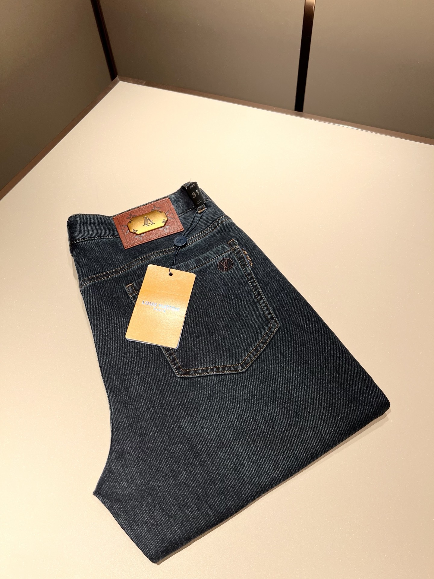 NO:485170,Louis Vuitto*Louis*Deng 2025 Spring and Summer New Men's Classic Washed Small Straight Jeans. Excellent upper body performance, a versatile choice, and a great value-for-money sharing!  !  As a classic combination of simple elements for boys, the classic jeans series of Louis meets the Louis classic jeans series, this has always been a legendary item in the industry and a lasting item. Many men with senior economic strength are guests of the Louis family. Countless bigwigs have performed this sentence. This is even circulated in the fashion circle. It is made of top denim jeans. After high-end washing process, it is of great grade and luxury. Nameplate waist brand hardware logo auxiliary material design!  The fabric is excellent and comfortable on the upper body, giving people a full of trendy and fashionable atmosphere, interpreting luxury and trend to the extreme. The classic, exquisite and precise straight-tube cutting design, and the thickness can be even better across all seasons!  Size 30 -40, louis vuitton,louis vuitton,alexander wang19860909Louis Vuitto*路易*登2025春夏新款男士经典水洗小直筒牛仔长裤.绝佳的上身性能,百搭之选,超值性价比分享！！作为男生简约元素经典搭配,路遇路易经典仔裤系列,这个一直是业内的传奇单品,也是经久不衰的单品,很多具有资深经济实力的男人都是路易家族的座上客,无数的大佬都曾演绎过,时尚圈更是流传这么一句话,顶级丹宁牛仔面料打造而成,经高端水洗工艺处理后,极具档次与奢华感.铭牌腰牌五金logo辅料设计！面料极好上身舒适,给人满满的潮流时髦气息,将奢华与潮流感演绎到了极致,经典精湛精准的直筒版型裁剪设计,厚度更是能横跨四季必入好款！ 尺码30 -40,,louis vuitton,louis vuitton,alexander wang,Men's clothing