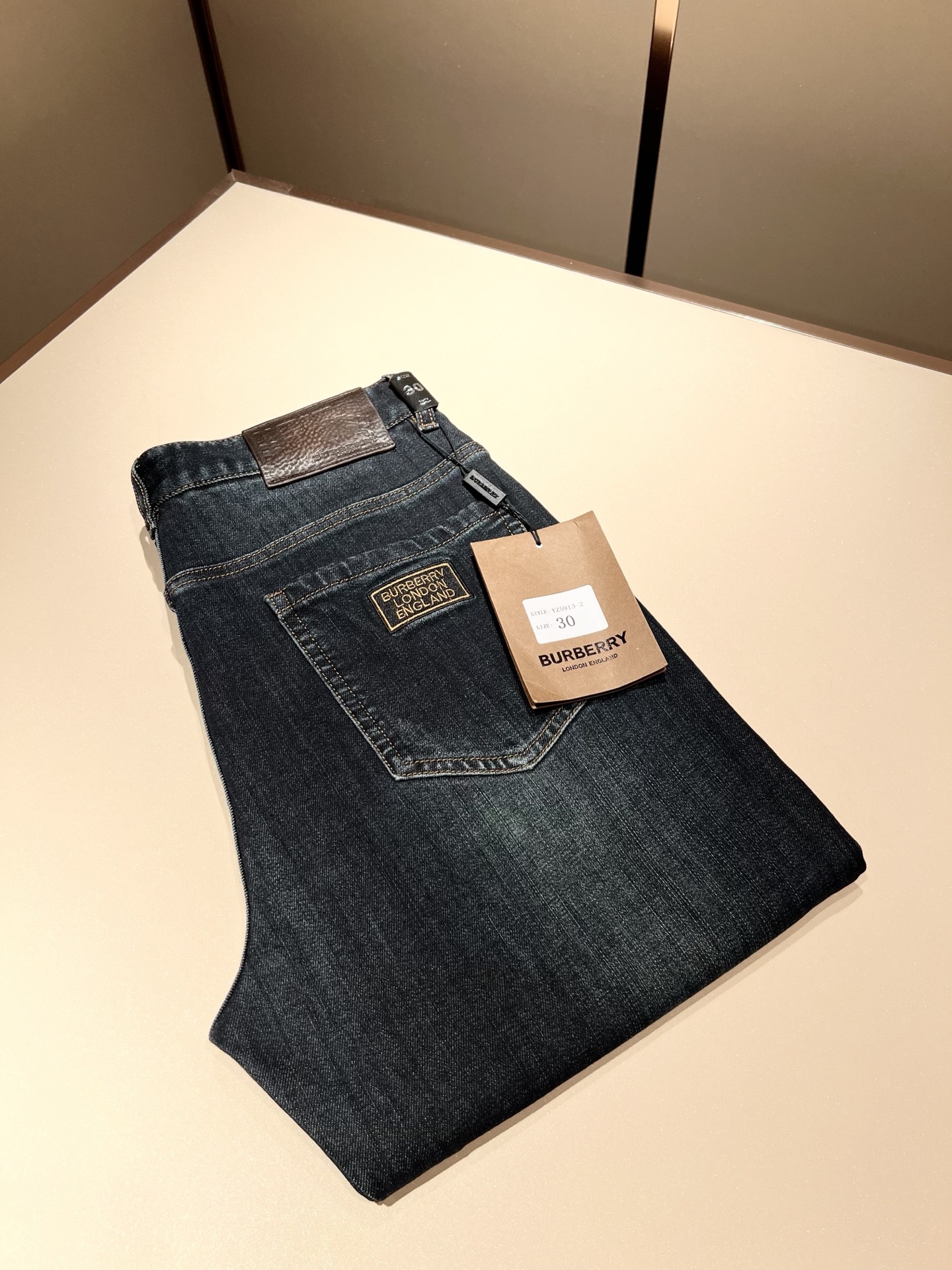 NO:485163,BURBER*Y Ba*li Spring and Summer 2025 New high-end casual and versatile jeans for men!  For BUR fans, such a grand classic design is enough to plant grass at a glance. It is the most handsome series among all BUR jeans this year. I only need to take a look and know that this will definitely be a hit product that has caused a sensation, and it is popular on the Internet. The classic slim three-dimensional tailoring style is equipped with the latest logo pattern waist brand craft design!  Very representative waist brand modification!  It simply and easily demonstrates the charm of the brand, and naturally presents specifications, grades, fashion and trendy effects. It matches the performance to easily create a high-end and high-end effect!  The top imported Japanese washing cowboy is made of cotton, and it is comfortable and breathable, and has a natural drape, which is suitable for all year round outfits!  !  This jeans are made of three-dimensional cut and straight-fitting style. The magic and practical wearability of the single match are understandable. Whether you are wearing daily clothes or appearing on the high street, it is the best choice. It is super charming!  It also demonstrates the authentic BUR original flavor, and it also perfectly shows its specifications and rank!  Obviously, this is a big and powerful product that you must collect. Whether you are a fan of BUR or not, you must collect this product and highly recommend it!  Size 29-40, Burberry, jeans, alexander wang19860909BURBER*Y巴*莉 2025春夏 新品男士高端休闲百搭牛仔裤！对于BUR粉丝来说,这样大气的经典设计足矣一眼种草,是今年BUR所有牛仔裤当中最帅的一个系列,我只需要看一眼就知道,这绝对会是一个引起轰动的爆款,而且全网风靡,经典的修身立体剪裁版型打造,配置了最新的logo图案腰牌工艺设计！极具代表性腰牌修饰！简单轻松的彰显出品牌魅力所在,自然而然的呈现规格,档次,时髦以及新潮效果,搭配性能满分,轻松穿出高级感与高端效果！顶级的进口日本洗水牛仔棉质打造,并舒适透气感满分,且垂感自然,适合一年四季的穿搭所需！！此款牛仔裤采用了立体裁剪小直筒版型打造,其单配魔力与实穿性是无可厚非的,不管你是日常穿搭还是高街出镜都是不二之选,超具魅力！更是彰显了地地道道的的BUR原味,同时也是完美的展现了其规格和段位所在！很显然,这是一款绝对要收的重磅好货,不管你是不是BUR的粉丝,此款你都必须要收,极力推荐的好货！尺码29-40,,burberry,jeans,alexander wang,Men's clothing