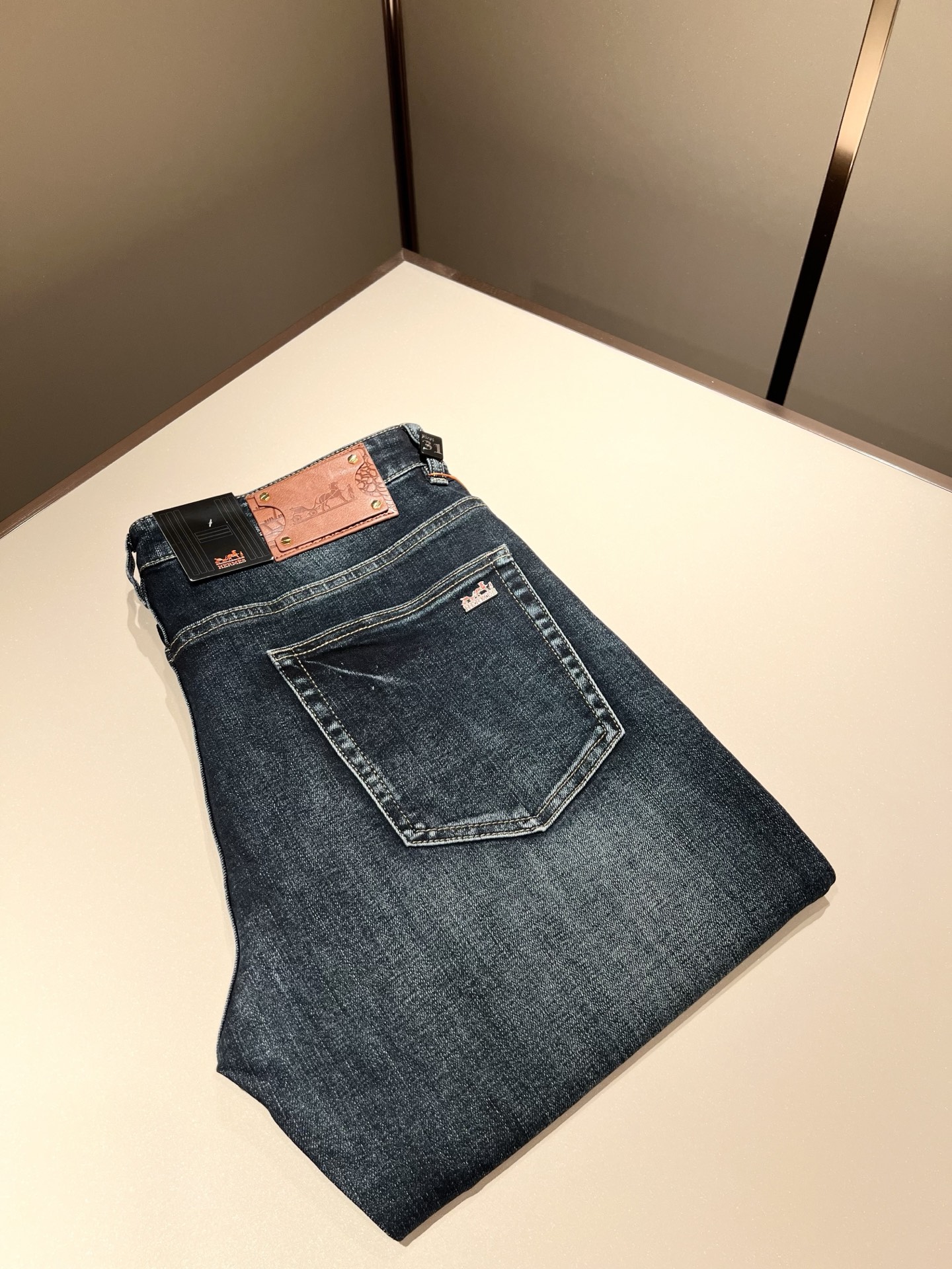 NO:485156,HERM*S AES 2025 Spring and Summer Men's High-end Tanning Washed Small Straight Jeans Overseas Trading Company Channel Order!  Men's slim straight jeans!  Shanghai Henglong store is on sale!  It is high-end, simple, and has exquisite craftsmanship and materials. It is very rigorous and demanding in pursuit of quality. It uses every detail to prove its brand image!  The typical essence of H's home, with a very representative logo design!  The brand image of H's home is perfectly explained, and the signature leather brand is also quite amazing. It has built a brand LOGO, and the fabric has been perfectly transformed and sublimated. It has a heavy environmentally friendly plant enzyme washing process. The texture has a unique retro style and is quite outstanding. It is recognized as a universal and versatile color number and can withstand the test of any season.  Well-tailed, clean, refreshing and neat!  Size 29-40, hermes, jeans, alexander wang19860909HERM*S爱*仕 2025春夏男士高端丹宁水洗小直筒牛仔裤 海外贸易公司渠道订单 ！男士修身直筒牛仔裤！上海恒隆店在售！高级、简约,工艺和用料方面都颇为考究,对于品质的追求非常严谨和苛刻,用每一个细节来力证自身品牌形象！H家的典型精髓,极具代表性标志logo腰牌设计！将H家的品牌形象完美阐释出来,招牌式的皮牌亦颇为惊艳,构建出品牌LOGO,面料得到完美蜕变和升华,重磅环保植物酵素水洗工艺,肌理有着独特的复古风格,相当出彩,公认的万能百搭色号,经得住任何季节的考验配色！剪裁精良,干净清爽且利落！尺码29-40,,hermes,jeans,alexander wang,Men's clothing
