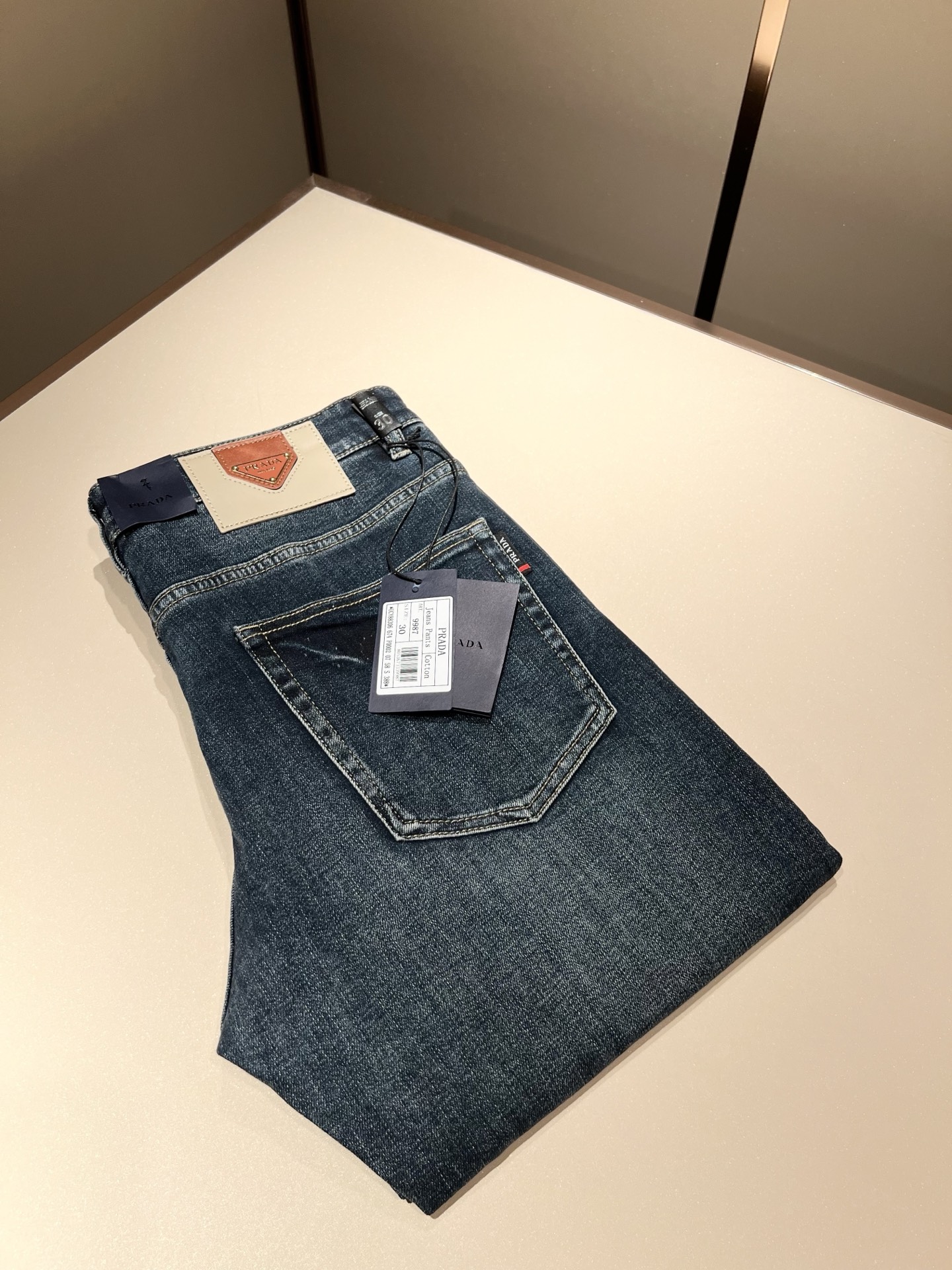 NO:485206,PRA*DA Prada 2025 Spring and Summer New Products are on sale!  Denim is high-end, versatile and pragmatic, and not sensational!  Limited editions in Hong Kong, Macao and Taiwan!  !  Three-dimensional cut cotton material!  The Taiwan foreign trade company undertakes the exquisite and delicate materials, which seems to be Prada's patented high-quality custom-made original hardware logo design!  Not only in the material, color and style, the life philosophy behind the design just fits the dual mentality of modern people's pursuit of personal practicality and fashion aesthetics, and achieves a perfect balance between function and aesthetics. It is not only the display of fashion trends, but also the ultimate of modern aesthetics. P's vision does not limit the indispensable components of the core value of fashion brands, another alternative to mature styles and sizes 29-40, prada, prada, alexander wang19860909PRA*DA 普拉达 2025春夏新品发售！牛仔高级百搭实用主义不哗众取宠！港澳台地区限定款！！立体裁剪纯棉材质！台湾外贸公司承接、材质精致细腻似乎是普拉达专利品质上乘 定制原版五金logo设计！不仅在材料、颜色与款式工夫,设计背后的生活哲学正巧契合现代人追求切身实用与流行美观的双重心态,在机能与美学之间取得完美平衡,不但是时尚潮流的展现,更是现代美学的极致.P的视野并没有局限时尚品牌核心价值中不可或缺的组成部分、的另一种选择替代风格成熟、尺码29-40,,prada,prada,alexander wang,Men's clothing