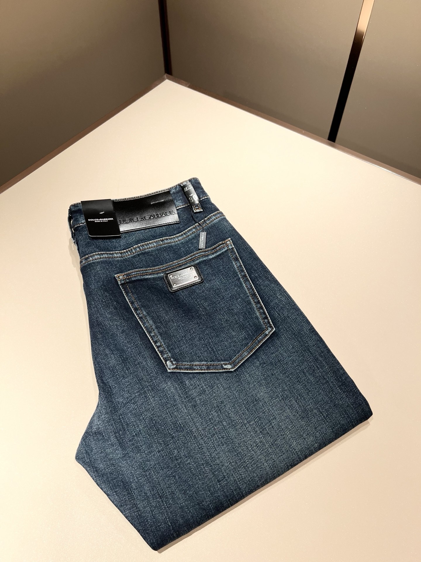 NO:485149,Dolce & Dolce*na 2025 spring and summer new jeans, wash and naturally not easy to deform and decolorize, three-dimensional tailoring perfectly shaped fabric, comfortable and soft, and casually matched, comfortable means its interpretation of fashion and leisure. DG's consistent style reflects the brand's pursuit of quality, with a bit of hedonist flavor, pays great attention to details, likes everything that is not formulaic, pursues freedom, Dolce & GABB*NA's style is very unique. At the beginning of the business, it insists on making plates and designing logo logo waist brand design!  For the fashion industry that paid attention to the show at that time, it was quite unique. Size 29-40, Dolce & Gabbana, Dolce & Gabbana, jeans, alexander wang19860909Dolce & 杜嘉*纳 2025春夏新品牛仔裤,水洗处理自然不易变形脱色、立体剪裁完美塑形面料质舒适柔软随意搭配、舒适代表它对时尚休闲的诠释是DG一贯作风细节处体现这个品牌对品质的追求,带点享乐主义者的味道,非常注重细节,喜欢一切非公式化的东西,追求自由杜嘉班纳 (DOLCE&GABB*NA) 的作风非常独特,创业之初坚持自己制版、设计标识logo腰牌设计！对于当时讲究排场的时装界,是相当独树一格的.尺码29-40,,Dolce&Gabbana,Dolce&Gabbana,jeans,alexander wang,Men's clothing