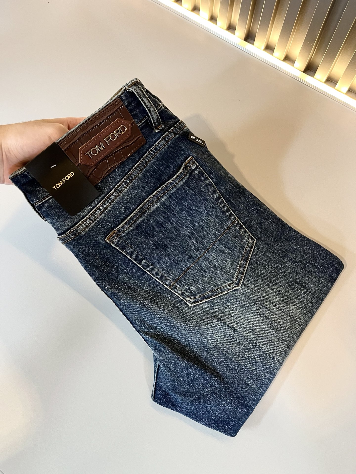 NO:486809,TOM FORD New products for spring and summer are on sale!  Denim is high-end, versatile and pragmatic, and not sensational!  Limited editions in Hong Kong, Macao and Taiwan!  !  Three-dimensional cut cotton material!  The Taiwan foreign trade company undertakes the exquisite and delicate materials, which seems to be Prada's patented high-quality custom-made original hardware logo design!  Not only in the material, color and style, the life philosophy behind the design just fits the dual mentality of modern people's pursuit of personal practicality and fashion aesthetics, and achieves a perfect balance between function and aesthetics. It is not only the display of fashion trends, but also the ultimate of modern aesthetics. P's vision does not limit the indispensable components of the core value of fashion brands, another alternative to mature styles, sizes 29-40,,tom ford,prada,alexander wang19860909TOM FORD 汤姆福特 春夏新品发售！牛仔高级百搭实用主义不哗众取宠！港澳台地区限定款！！立体裁剪纯棉材质！台湾外贸公司承接、材质精致细腻似乎是普拉达专利品质上乘 定制原版五金logo设计！不仅在材料、颜色与款式工夫,设计背后的生活哲学正巧契合现代人追求切身实用与流行美观的双重心态,在机能与美学之间取得完美平衡,不但是时尚潮流的展现,更是现代美学的极致.P的视野并没有局限时尚品牌核心价值中不可或缺的组成部分、的另一种选择替代风格成熟、尺码29-40,,tom ford,prada,alexander wang,Men's clothing