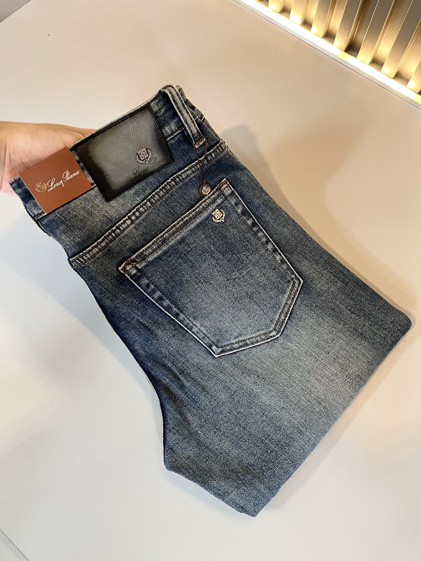 NO:486739,Loro Piana Nouyou Pianya Spring and summer new men's fashion high-end casual pants, Hong Kong foreign business channel products, original Japanese products, pure blood quality, perfectly continues the essence and genes of LP home. From the main fabric to the detailed craftsmanship, all show the ingenuity of quality, use multiple brand elements to interpret, and choose precious cowhide material to build a logo waist brand leather design!  Identity manifestation that belongs to the soul!  Customer-supplied high-end imported pure cotton fabrics, very high-end and fashionable detailed craftsmanship, red ear cloth is completed by a specific antique loom. This element represents the identity and rank of jeans, which is very worthy of careful appreciation!  In terms of matching, it is invincible and explains the versatility in place, with ingenious details and exquisite accessories. The auxiliary materials are all provided by foreign merchants. They are tailored and slim, and the upper body is lifted with an excellent effect. They are a styling item that is hard to come by!  Size 29-40, loro piana, loro piana, jeans, cowhide, alexander wang19860909Loro Piana诺悠翩雅 春夏新品男士时装款高端休闲裤,香港洋行渠道货,日本原厂出品,纯血统品质,完美延续了LP家的精髓与基因,从主体面料到细节工艺,无不彰显出品质的匠心所在,运用多个品牌元素标识来诠释,选取矜贵的牛皮材质构建logo腰牌皮革设计！属于灵魂式的身份彰显！客供高级进口的纯棉面料,非常高级且时髦的细节工艺,赤耳布是由特定古董织布机完成,此元素代表着牛仔裤的身份及段位,非常值得细品悦人！在搭配上所向无敌,把百搭阐释到位,细节匠心考究,辅料皆为外商客供,剪裁合体修身,上身提臀效果绝佳,可遇而不可求的造型单品！尺码29-40,,loro piana,loro piana,jeans,cowhide,alexander wang,Men's clothing