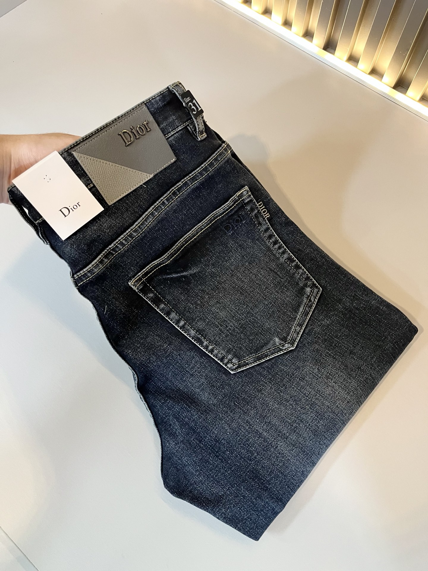 NO:486793,Dio*r Dijia Spring and summer men's washing small straight jeans!  Trading company channel is awesome, with excellent quality, versatile versatile pants king in the fashion circle, European and American street photography mid-to-high frequency wear demonstration, leather waist brand logo design!  And it is a must-have item for luxury brands every season!  Very pure and minimalist design tone!  Adhering to the D family's consistent fashion proposition, it is quite eye-catching, and it demonstrates its ingenious craftsmanship and strongly posits its brand identity!  Customized Italian tannin fabrics are invincible in texture and have a charm, perfect style and tailoring, and excellent slimming effect. They can sweep the wardrobe and match any top set. They are widely compatible and casual, with full upper body shapes and invincible fashionable and versatile!  Size 29 -40,dior,dior,dior,jeans,alexander wang19860909Dio*r 迪家 春夏男士水洗小直筒牛仔裤！贸易公司渠道牛货,品相超赞,时尚圈万能的百搭裤王,欧美街拍中高频穿搭示范,皮革腰牌logo设计！且是奢侈品牌每季必出的单品！非常纯粹极简的设计基调！秉承了D家一贯的时尚主张,颇具看点,即彰显了匠心工艺又有力的标榜了品牌身份！客供意大利定制丹宁面料,质感无敌赞,颇具韵味,版型剪裁完美,提臀修身显瘦效果极佳,可横扫衣橱任何的上装搭配,兼容性广泛,休闲兼备,上身型款十足,无敌的时髦百搭神品！尺码29 -40,,dior,dior,dior,jeans,alexander wang,Men's clothing