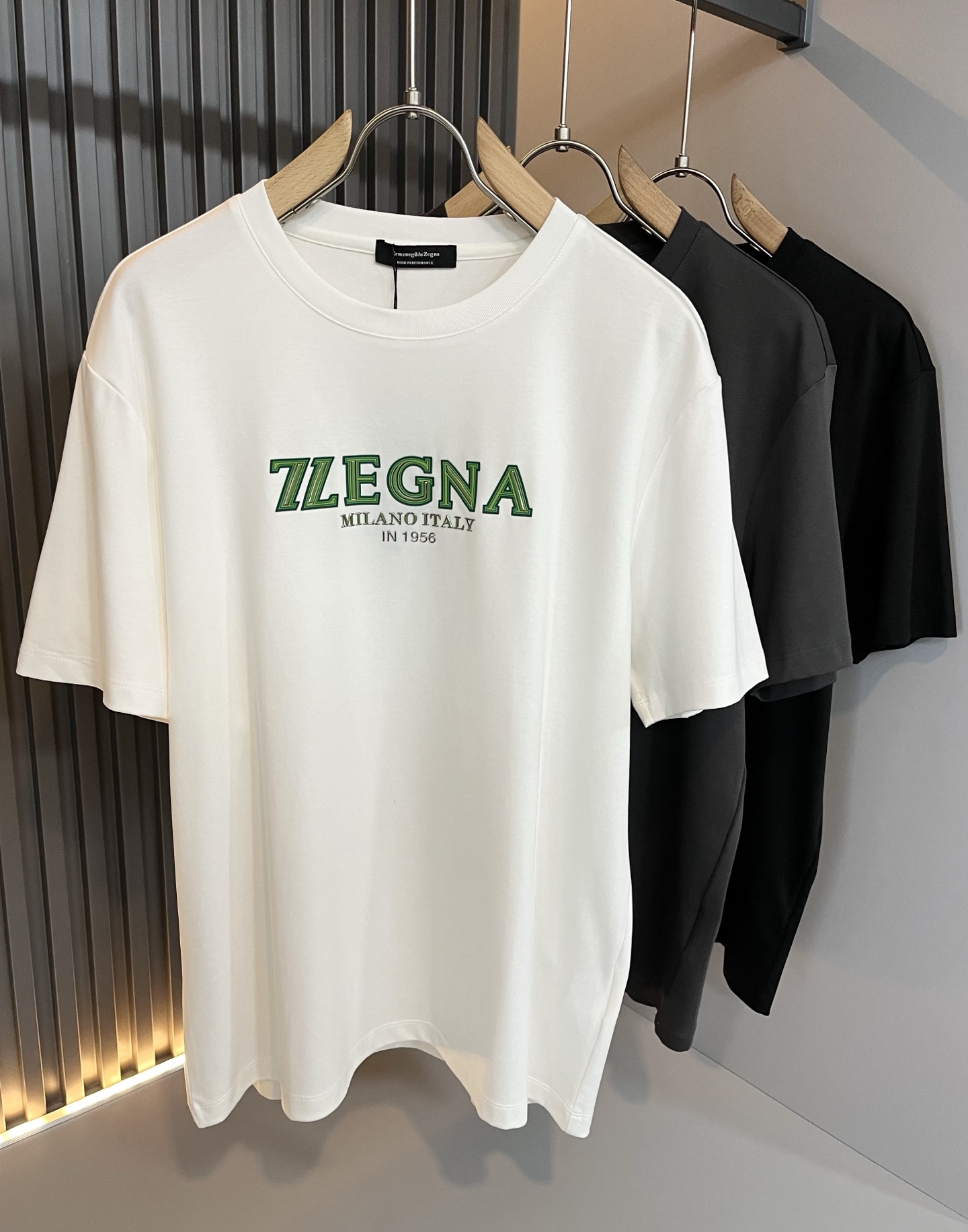 NO:485199,Ermenegildo Zeg*aJia 2025 spring and summer new products for men's short-sleeved casual short-sleeved T-shirt, foreign trade company orders!  It is one of the classic exclusive fabrics of Zenia!  Customized original cotton fabric!  Chest logo pattern glue-press design!  The texture is warm, the touch is soft and delicate, but the shape is straight and stylish!  Details, luxury, perfect interpretation of high-quality quality. Size M-3XL, zegna, T-shirt,tees, t-shirt,alexander wang19860909Ermenegildo Zeg*a杰*亚 2025春夏新品男士短袖休闲短袖T恤,外贸公司订单！是杰尼亚经典的专有织物之一！ 定制原版纯棉面料！胸前logo图案压胶设计！质地保暖,触感又柔软细腻、但型态又笔挺有型！ 细节、奢华极致… 完美演绎高品质品相.尺码M-3XL,,zegna,T-shirt,tees，t-shirt,alexander wang,Men's clothing