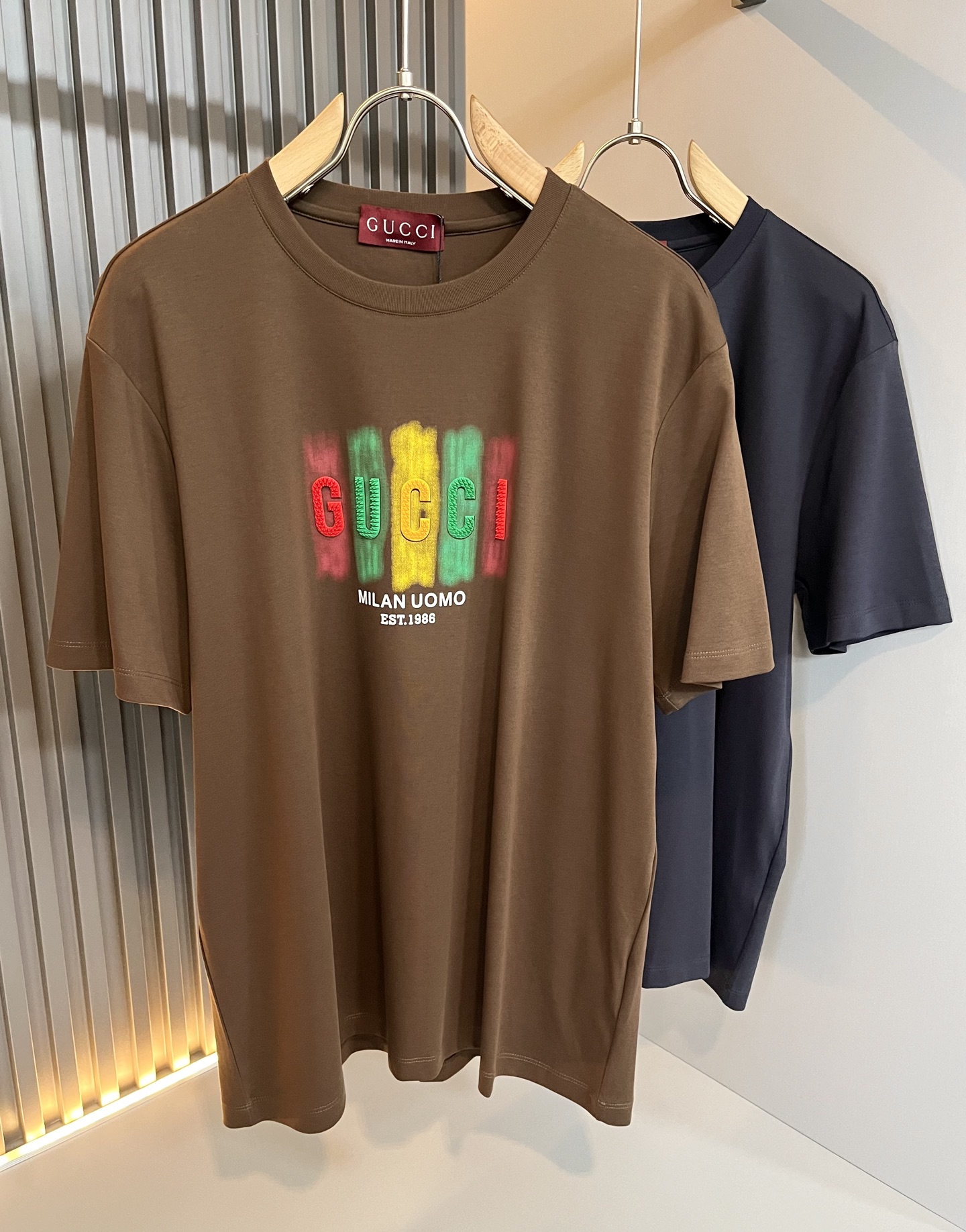 NO:486661,Gucc* Gujia Spring and summer new style for men and women and couples casual loose cotton round neck short-sleeved T-shirt!  Trading companies have sparse channels and are released on the official website at the same time!  The latest spring and summer series, classic fashion design elements, injecting full vitality into the new series. This T-shirt is carefully selected for imported cotton fabrics. The fabric feels skin-friendly and soft and delicate, and the body logo is glued!  It has an extremely comfortable and breathable wearing experience. The whole item is very eye-catching and fashionable, and is deeply loved by young people today!  The loose round neck cut is a neutral style regardless of age and gender, suitable for matching all the styles and looks you need in your daily life!  It is recommended to wear couple outfits to go out on the street to make it more pleasing to the eye!  Size M-4XL, gucci, gucci, T-shirt, tees, t-shirt, alexander wang19860909Gucc*古家 春夏新款男女同情侣款休闲宽松棉质圆领短袖T恤衫！贸易公司渠道稀出,同步官网发售 ！ 春夏最新系列,经典时尚设计元素,为全新系列注入满满活力,这款T恤衫用心甄选客供进口棉面料制成,面料手感亲肤柔软细腻,衣身logo压胶设计！拥有着无比舒适透气性的穿着体验,整件单品极具吸睛度与时尚感,深受当下年轻人的喜爱！基础宽松的圆领版型裁剪,不分年龄与性别的中性款式,适合搭配你日常所需的所有风格与造型！建议搭配情侣装出街会更为养眼出色！尺码M-4XL,,gucci,gucci,T-shirt,tees，t-shirt,alexander wang,Men's clothing