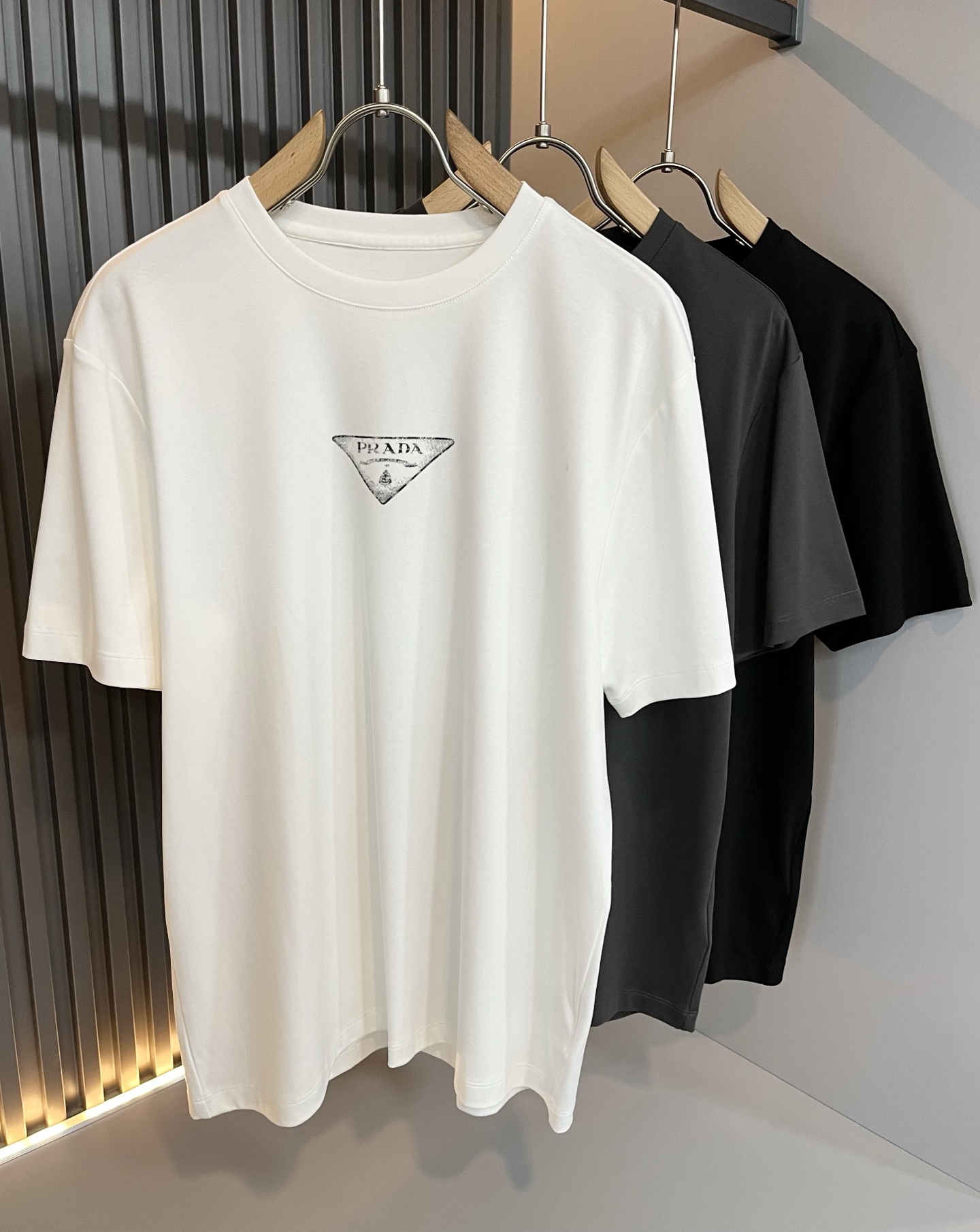 NO:485175,PRAD*A Pu*da 2025 spring and summer new short-sleeved T-shirt for men and women, the latest model is exclusively available on the entire network!  !  ~ It is classic and fashionable and versatile, who doesn’t like it? It will show the classic again. It is very pleasing to the eye and comes with a low luxury halo and recognition!  Pr*da's traditional brand concept and modern advanced technology are perfectly combined. Coupled with the extremely modern and simple design, P-family exclusive logo pattern printing design!  Customized 100% imported pure cotton fabric!  The texture of this model is quite touching, the specifications and grades are known with tentacles. The degree of delicateness and breathability are top-notch!  Size M-4XL, prada, T-shirt,tees, t-shirt,alexander wang19860909PRAD*A普*达2025春夏新款男女同款短袖T恤,最新款全网独家首上！！~既经典有时尚百搭,谁不爱啊,将经典再次展现,非常的耐看,自带低奢光环与辨识度！Pr*da传统的品牌理念和现代化的先进技术进行了完美结合.加上极其现代摩登风范的简约设计,p家专属logo图案印花设计！定制百分百进口纯棉面料！此款的质感相当感人 触手便知规格档次 细腻程度与透气效果堪称顶级！尺码M-4XL,,prada,T-shirt,tees，t-shirt,alexander wang,Men's clothing