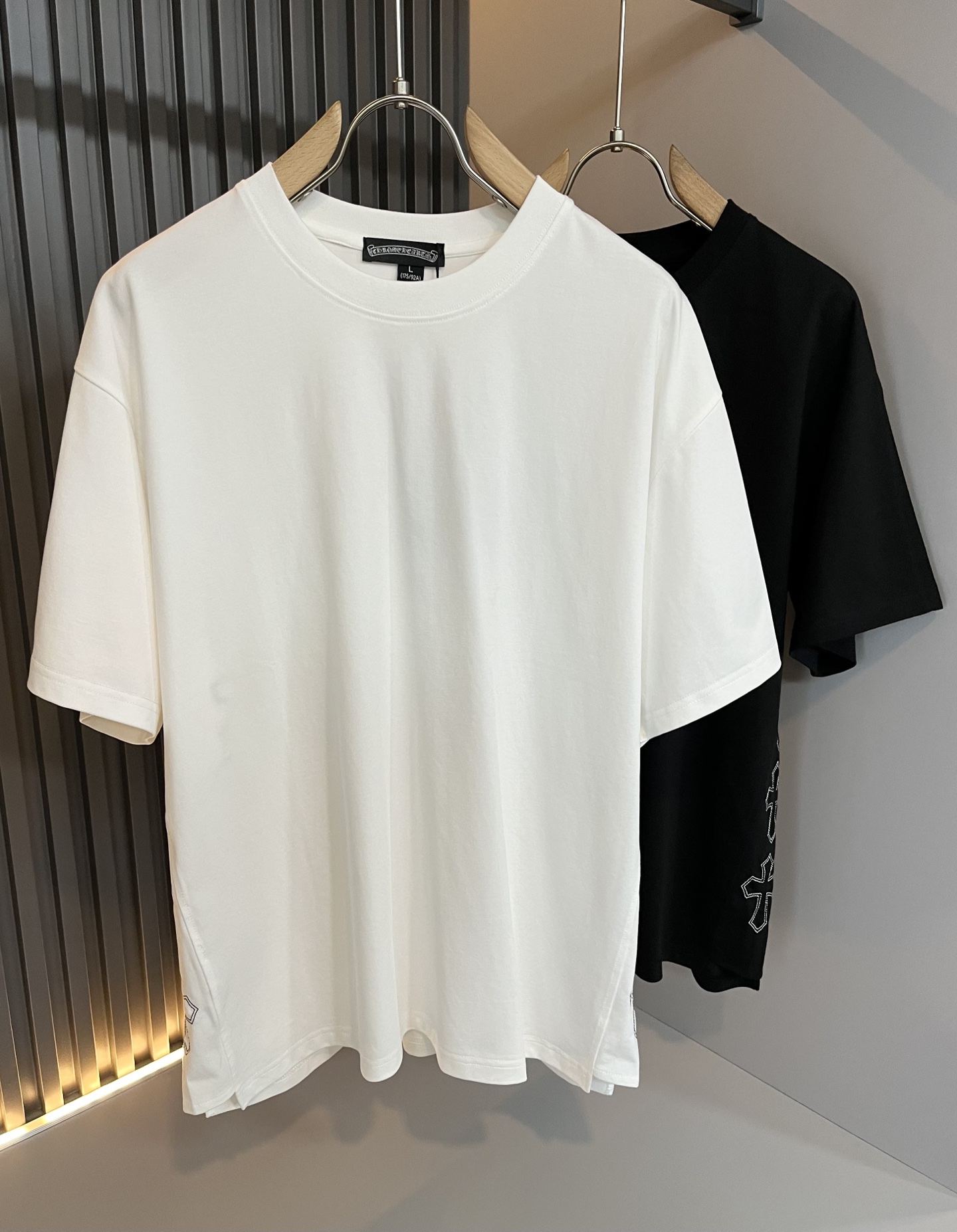 NO:485168,Chrome Hear*s 2025 spring and summer new product for men and women the same style as gram* heart short-sleeved T-shirt, recommended for cracked walls!  The fashionable and arrogant Chrome Hear*s is favored by the whole world. The 2025SS hits the stimulus, the classic short-sleeved body logo embroidery design!  Full of fashionable luxury style, exuding a charming sense of art!  Large and lazy, high-end exclusive wash water pure cotton material for customer supply!  Super comfortable upper body!  Large oversized shoulder-falling!  Men and women are the same style!  Size M-3XL, chrome hearts, T-shirt,tees, t-shirt,alexander wang19860909Chrome Hear*s 克*心 2025春夏新品男女同款克*心短袖T恤,墙裂推荐！时尚傲娇的Chrome Hear*s,被全世界宠幸着.2025SS引爆款,经典克*心元素断绝短袖衣身logo刺绣设计！充满了时尚的奢华风,散发着迷人的艺术感！宽大慵懒,客供高端专属洗水纯棉材质！上身超级舒适！大廓形大落肩！男女同款入！尺码M-3XL,,chrome hearts,T-shirt,tees，t-shirt,alexander wang,Men's clothing