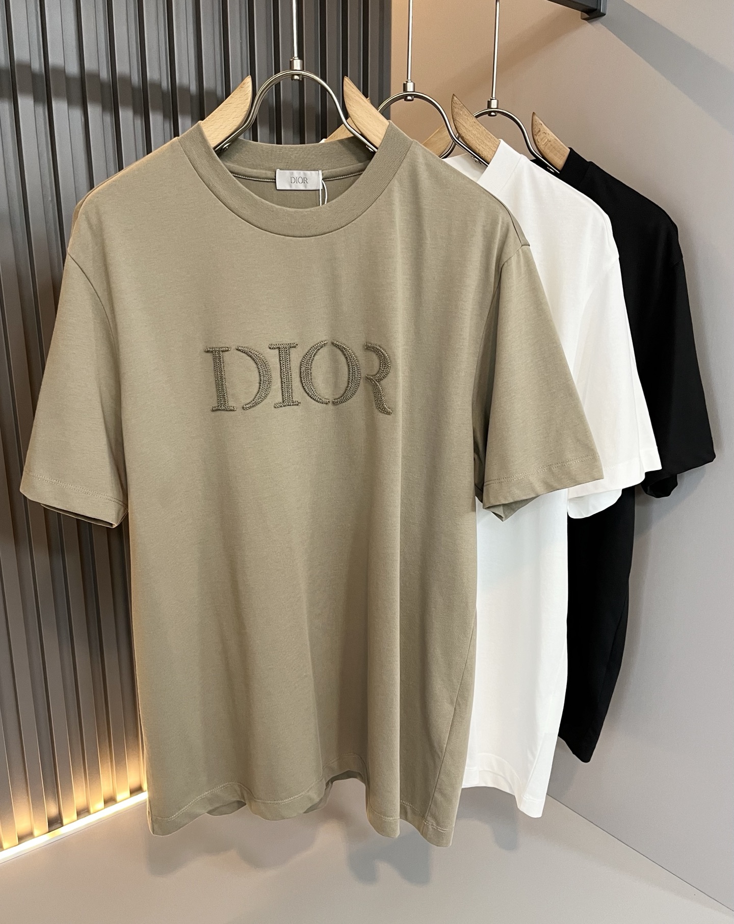 NO:485193,Dio*Dijia 2025 spring and summer new short-sleeved T-shirt for men and women, and the counter is available at the same time!  Customized exclusive 260g pure cotton fabric, customized original craft threads, chest logo pattern embroidery craft design!  Simple and generous, calm and versatile, extremely high-end, perfectly integrated with fashion and style, a top fashionable style that perfectly suits the outside wear!  The overall feeling is natural!  The ultimate classic versatile short-sleeved T-shirt is designed with the latest three-dimensional letter logo embroidery elements!  The ultimate perfection of heavy industry!  Fans who pursue high quality are please buy them by themselves, and all fans who know the goods are invited to appreciate this model together!  !  Size M-5XL, dior,dior,T-shirt,tees,t-shirt,alexander wang19860909Dio*迪家 2025春夏新款男女同款短袖T恤,专柜同步发售！定制专属260克纯棉面料,定制原版工艺螺纹,胸前logo图案刺绣工艺设计！简约大方,从容百搭,档次极高,完美融入时尚还有风情感一款完美符合外穿的顶尖时髦气质款！整体给人浑然天成的感觉！极致经典的百搭型短袖T恤,采用最新的立体字母logo刺绣元素设计！极致的重工极致的完美！追求高品质的粉丝们请自行抢购,诚邀所有识货的粉丝一同鉴赏此款！！尺码M-5XL,,dior,dior,T-shirt,tees，t-shirt,alexander wang,Men's clothing