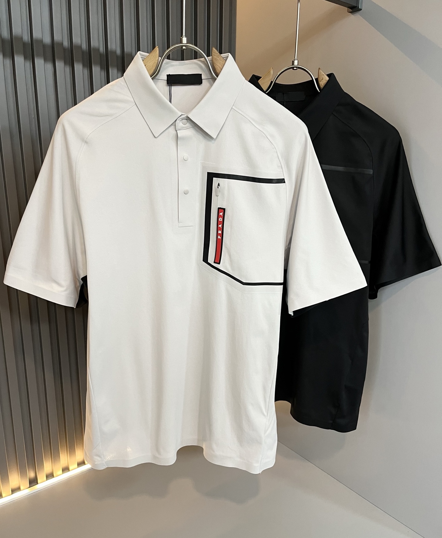 NO:486655,Prad*Pu*da Spring and summer new classic elements short-sleeved Polo shirt, a classic and generous style, the kind that can be worn for ten years, you must collect a few pieces, and you must collect the rare and exquisite style!  A good taste!  It is 100% imported top-grade elastic spandex fabric in any season!  Fine weaving!  solid!  One of the best cottons recognized in the world!  The texture is perfect! The chest glue-pressing logo design!  Perfectly enrich everyone's visual sense!  Make you feel clean and neat!  Fashionable and beautiful!  !  Only by wearing Prada's short-sleeved shirt can you know what is worth it!  PRADA has always been a quality life pursued by European aristocrats and upper class scholars. This simple and casual versatile T-shirt is a personal luxury item with fashionable colors. Luxury materials and rigorous craftsmanship are the main tools for PRADA to attract fans. The flat and stylish round neck is warm, comfortable and easy to wear, with its own tone and handsome, and it is truly a world-class style!  The brand's design details are very exquisite, the upper body is light and stylish, and you have to buy the latest T-shirt every season. Faced with this consumable, it will save you the trouble of going out and outfitting. There are many letter T-shirts on the market, but this one is still rare to see. The streamlined tailoring and a light casual and artistic temperament give you enough spring to arrange the surface. Every person who pursues fashion, you might as well try it on the upper body!  Size M-5XL, prada, prada, T-shirt,tees, t-shirt,alexander wang19860909Prad*普*达 春夏季新款经典元素短袖Polo衫,经典大方的款式,可以穿十年都还是流行的那种,你一定要收藏几件,难得精致极致的款,你一定要收！好品味的一件！重要到哪个季节都绕不开它百分百进口顶级弹力氨纶面料！织法精细！结实！世界公认最好的棉之一！手感质感都极完美! 胸口压胶logo设计！完美的丰富大家的视觉感！让你感觉干净利落！时尚又好看！！穿上普拉达的这款短袖,才知道什么是人间太值得！PRADA一直都是欧洲贵族和上流社会雅士追求的品质生活这款简易休闲百搭T恤更是穿出个人奢侈的单品色彩时尚 奢侈的材质和严谨的工艺是PRADA圈粉的主要利器平整有型的圆领,版型温暖舒适好穿又好搭,自带腔调和帅气,真正的一款打天下！品牌的设计细节十分考究,上身轻便有型,每季都要入手最新的T恤,面对这种消耗品,直接省了你出门穿搭的烦恼,市面上的字母T恤有很多,但这款还很难得一见了,信手拈来的流线剪裁,淡淡的休闲文艺气质,给足春日的排面,每个对时髦度有追求的你,都不妨上身一试！尺码M-5XL,,prada,prada,T-shirt,tees，t-shirt,alexander wang,Men's clothing