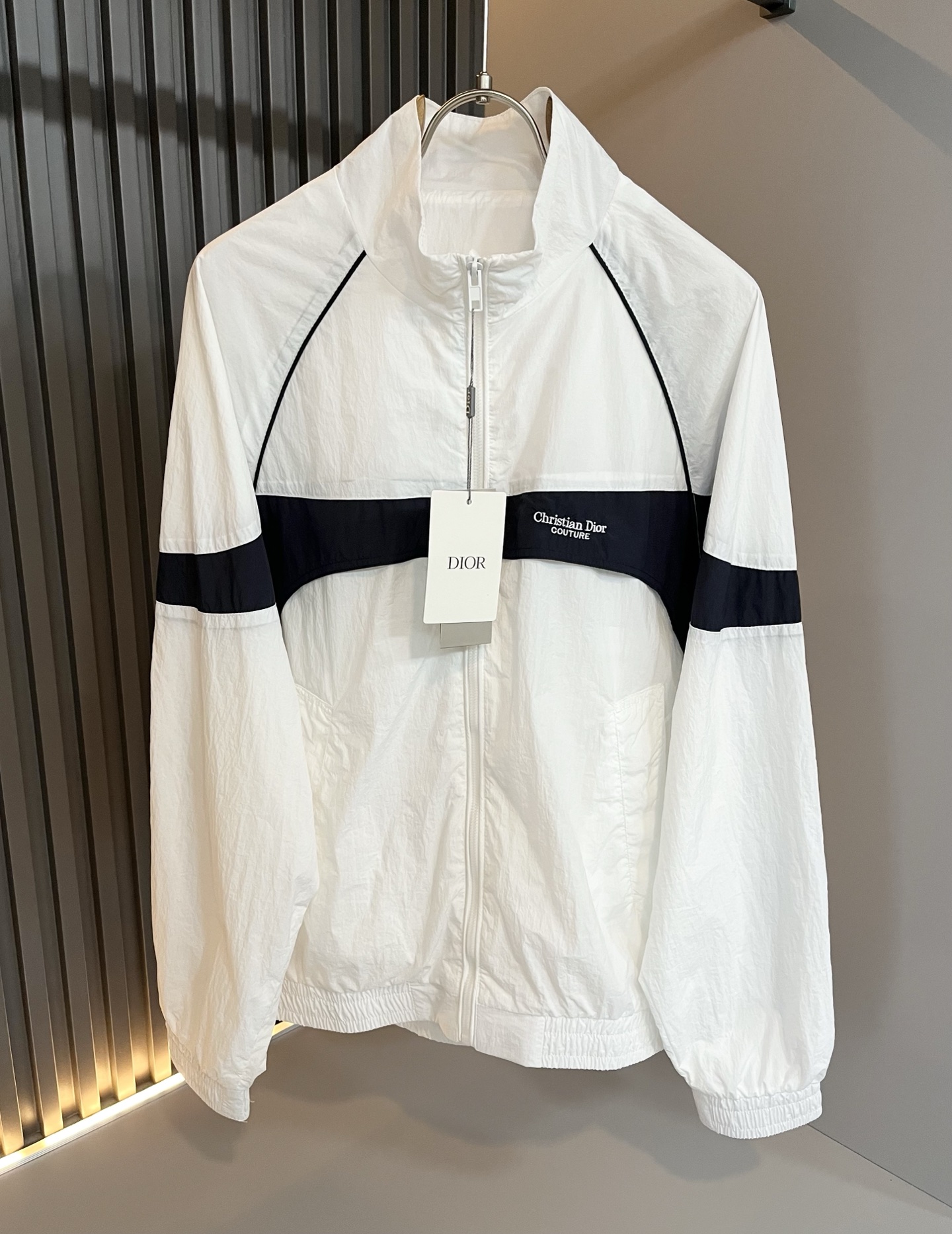 NO:486589,Dio*Dijia spring and summer casual jackets, the latest fashionable casual suits, trading company channels are rare, and it is released on the official website at the same time. The most anticipated high-quality products of the male gods and goddesses are coming, making you feel what it means to be truly high and luxurious! The upper body is comfortable, light and not stuffy, and customized polyester fiber fabric!  Give you the most enjoyable dressing experience!  Logo printing pattern design!  Perfectly enhance the overall sense of luxury and class, and you can get a high-end luxury atmosphere at a glance! The basic conventional hooded jacket style cut is versatile and simple, and it is easy to deal with various occasions and environments. It is undoubtedly a must-have item for daily commuting! Size M-3XL, dior, dior, jackets & coats, jackets & coats, hats, alexander wang19860909Dio*迪家 春夏休闲夹克外套,最新时尚休闲套装,贸易公司渠道稀出,同步官网发售,男神女神最为期待的精品狠货重磅来袭,让你感受到什么叫真正的高奢有内涵!上身舒适轻盈不闷热, 定制聚酯纤维面料！给你最为享受的穿着体验！Logo印花图案设计！完美提升了整体的奢华档次感,一眼就能Get到的高端奢华气息!基础常规的连帽夹克版型裁剪,上身百搭简约不挑人,轻松应对各种场合与环境,属于日常通勤必备的臻品无疑!尺码M-3XL,,dior,dior,jackets & coats,jackets & coats,hats,alexander wang,Men's clothing