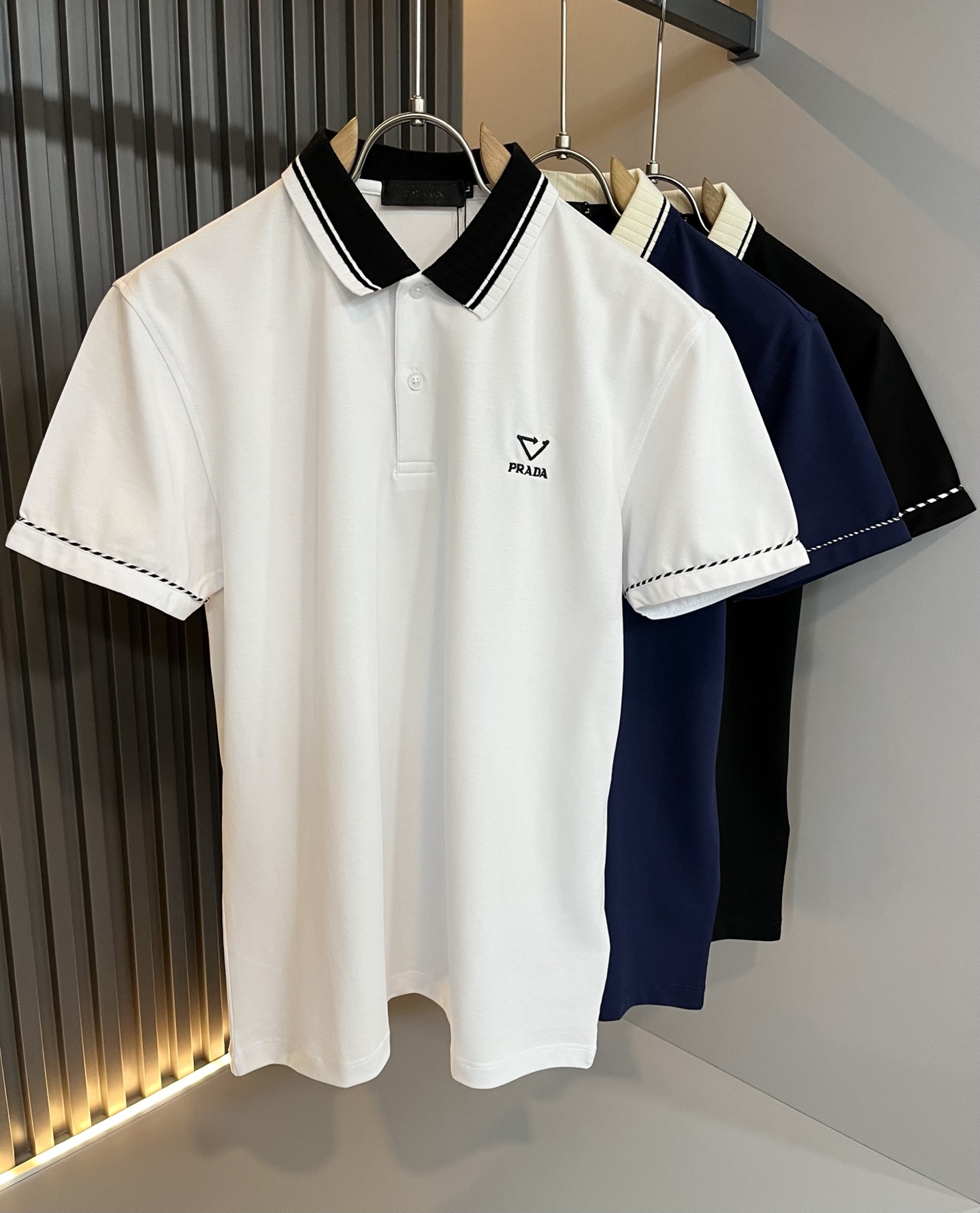 NO:485187,Prad*Pu*da 2025 spring and summer new classic element short-sleeved Polo shirt, a classic and elegant style, the kind that can be worn for ten years, you must collect a few pieces, and you must collect the rare and exquisite style!  A good taste!  It is important that it cannot avoid any season when it is imported 100% top-grade bead floor cotton!  Fine weaving!  solid!  One of the best cottons recognized in the world!  The texture is perfect! Chest logo embroidery design!  Perfectly enrich everyone's visual sense!  Make you feel clean and neat!  Fashionable and beautiful!  !  Only by wearing Prada's short-sleeved shirt can you know what is worth it!  PRADA has always been a quality life pursued by European aristocrats and upper class scholars. This simple and casual versatile T-shirt is a personal luxury item with fashionable colors. Luxury materials and rigorous craftsmanship are the main tools for PRADA to attract fans. The flat and stylish round neck is warm, comfortable and easy to wear, with its own tone and handsome, and it is truly a world-class style!  The brand's design details are very exquisite, the upper body is light and stylish, and you have to buy the latest T-shirt every season. Faced with this consumable, it will save you the trouble of going out and outfitting. There are many letter T-shirts on the market, but this one is still rare to see. The streamlined tailoring and a light casual and artistic temperament give you enough spring to arrange the surface. Every person who pursues fashion, you might as well try it on the upper body!  Size M-3XL, prada, prada, T-shirt,tees, t-shirt,alexander wang19860909Prad*普*达 2025春夏季新款经典元素短袖Polo衫,经典大方的款式,可以穿十年都还是流行的那种,你一定要收藏几件,难得精致极致的款,你一定要收！好品味的一件！重要到哪个季节都绕不开它百分百进口顶级珠地棉！织法精细！结实！世界公认最好的棉之一！手感质感都极完美! 胸口logo刺绣设计！完美的丰富大家的视觉感！让你感觉干净利落！时尚又好看！！穿上普拉达的这款短袖,才知道什么是人间太值得！PRADA一直都是欧洲贵族和上流社会雅士追求的品质生活这款简易休闲百搭T恤更是穿出个人奢侈的单品色彩时尚 奢侈的材质和严谨的工艺是PRADA圈粉的主要利器平整有型的圆领,版型温暖舒适好穿又好搭,自带腔调和帅气,真正的一款打天下！品牌的设计细节十分考究,上身轻便有型,每季都要入手最新的T恤,面对这种消耗品,直接省了你出门穿搭的烦恼,市面上的字母T恤有很多,但这款还很难得一见了,信手拈来的流线剪裁,淡淡的休闲文艺气质,给足春日的排面,每个对时髦度有追求的你,都不妨上身一试！尺码M-3XL,,prada,prada,T-shirt,tees，t-shirt,alexander wang,Men's clothing
