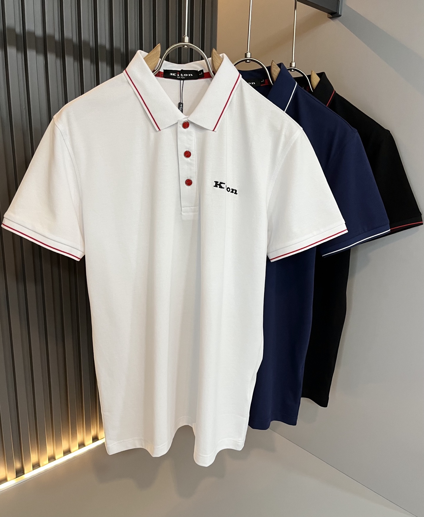 NO:486604,Kiton's new spring and summer Polo shirt is made of imported exclusive bead floor cotton fabric!  !  Simple LOGO logo embroidery design!  Representing the brand image. Simple and comfortable styles, uniform and full lines, exquisite and delicate, high-end and luxurious on the upper body. Simple styles are more diverse in style. Stylish cut styles, simple plain small pointed neck men's short-sleeved polo, Polo shirt that every man should buy. Size M-3XL, T-shirt, alexander wang19860909Kiton 春夏新款Polo衫,采用进口专属珠地棉面料！！简单LOGO标识刺绣设计！代表品牌形象 简洁舒适的款式,线条感粗细均匀饱满,精致细腻,上身高端又奢华.简约的款式穿搭起来更加的多样化.剪裁时尚版型,简约式素色小尖领男士短袖polo、每一个男士都应该入手的Polo衫.尺码M-3XL,,T-shirt,alexander wang,Men's clothing