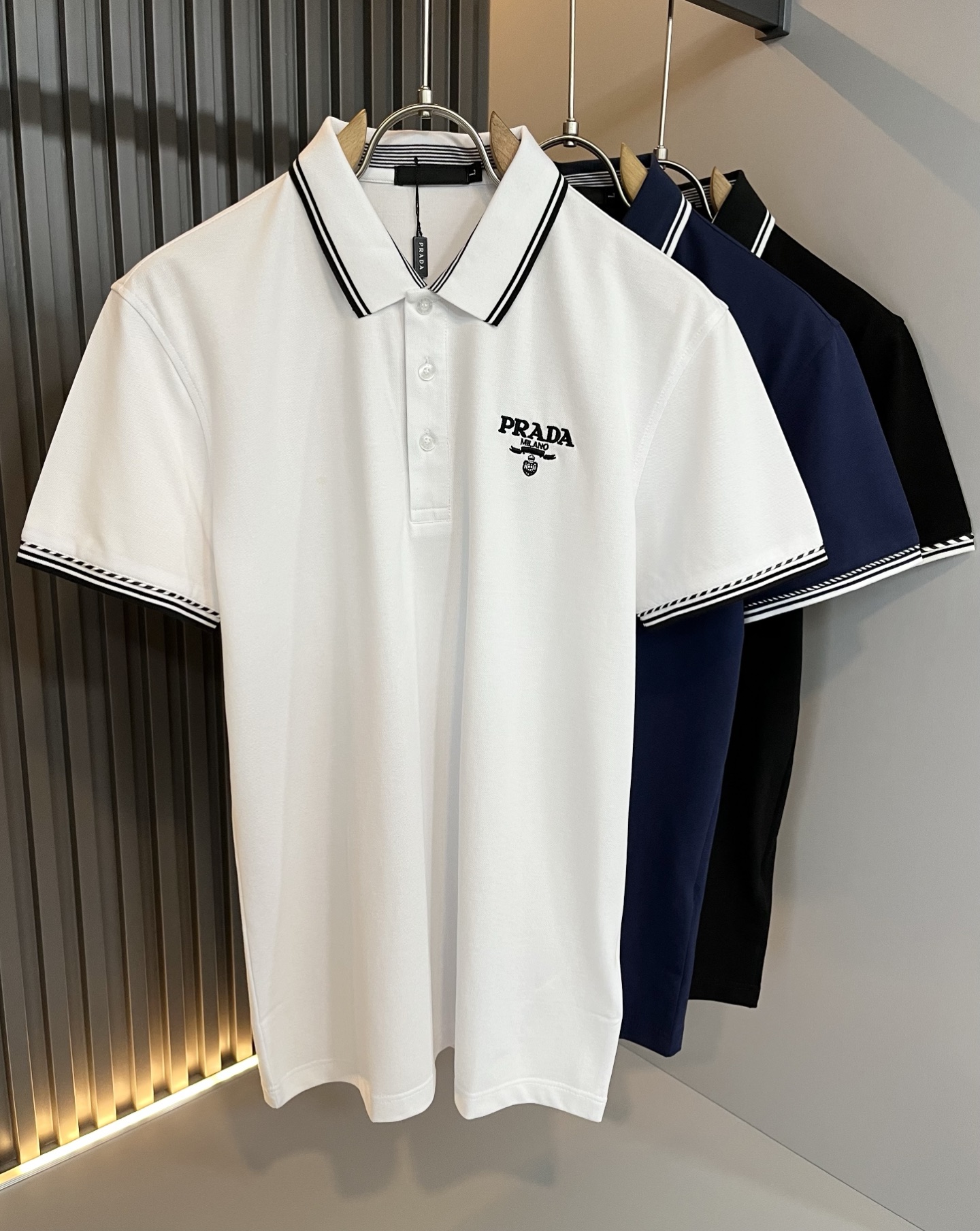 NO:485147,Prad*Pu*da 2025 spring and summer new classic element short-sleeved Polo shirt, a classic and elegant style, the kind that can be worn for ten years, you must collect a few pieces, and you must collect the rare and exquisite style!  A good taste!  It is important that it cannot avoid any season when it is imported 100% top-grade bead floor cotton!  Fine weaving!  solid!  One of the best cottons recognized in the world!  The texture is perfect! Chest logo embroidery design!  Perfectly enrich everyone's visual sense!  Make you feel clean and neat!  Fashionable and beautiful!  !  Only by wearing Prada's short-sleeved shirt can you know what is worth it!  PRADA has always been a quality life pursued by European aristocrats and upper class scholars. This simple and casual versatile T-shirt is a personal luxury item with fashionable colors. Luxury materials and rigorous craftsmanship are the main tools for PRADA to attract fans. The flat and stylish round neck is warm, comfortable and easy to wear, with its own tone and handsome, and it is truly a world-class style!  The brand's design details are very exquisite, the upper body is light and stylish, and you have to buy the latest T-shirt every season. Faced with this consumable, it will save you the trouble of going out and outfitting. There are many letter T-shirts on the market, but this one is still rare to see. The streamlined tailoring and a light casual and artistic temperament give you enough spring to arrange the surface. Every person who pursues fashion, you might as well try it on the upper body!  Size M-3XL, prada, prada, T-shirt,tees, t-shirt,alexander wang19860909Prad*普*达 2025春夏季新款经典元素短袖Polo衫,经典大方的款式,可以穿十年都还是流行的那种,你一定要收藏几件,难得精致极致的款,你一定要收！好品味的一件！重要到哪个季节都绕不开它百分百进口顶级珠地棉！织法精细！结实！世界公认最好的棉之一！手感质感都极完美! 胸口logo刺绣设计！完美的丰富大家的视觉感！让你感觉干净利落！时尚又好看！！穿上普拉达的这款短袖,才知道什么是人间太值得！PRADA一直都是欧洲贵族和上流社会雅士追求的品质生活这款简易休闲百搭T恤更是穿出个人奢侈的单品色彩时尚 奢侈的材质和严谨的工艺是PRADA圈粉的主要利器平整有型的圆领,版型温暖舒适好穿又好搭,自带腔调和帅气,真正的一款打天下！品牌的设计细节十分考究,上身轻便有型,每季都要入手最新的T恤,面对这种消耗品,直接省了你出门穿搭的烦恼,市面上的字母T恤有很多,但这款还很难得一见了,信手拈来的流线剪裁,淡淡的休闲文艺气质,给足春日的排面,每个对时髦度有追求的你,都不妨上身一试！尺码M-3XL,,prada,prada,T-shirt,tees，t-shirt,alexander wang,Men's clothing